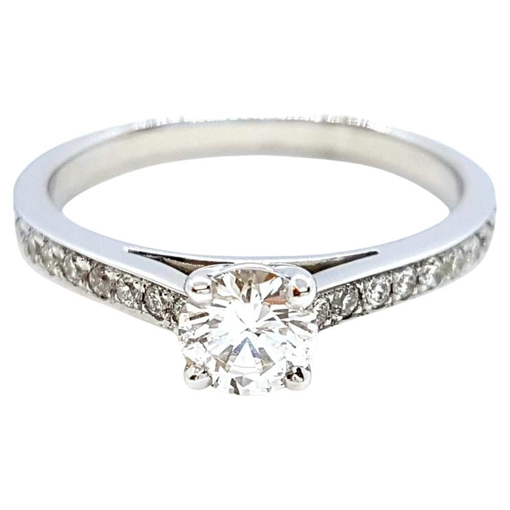 Ring aus Weißgold mit Diamanten im Angebot