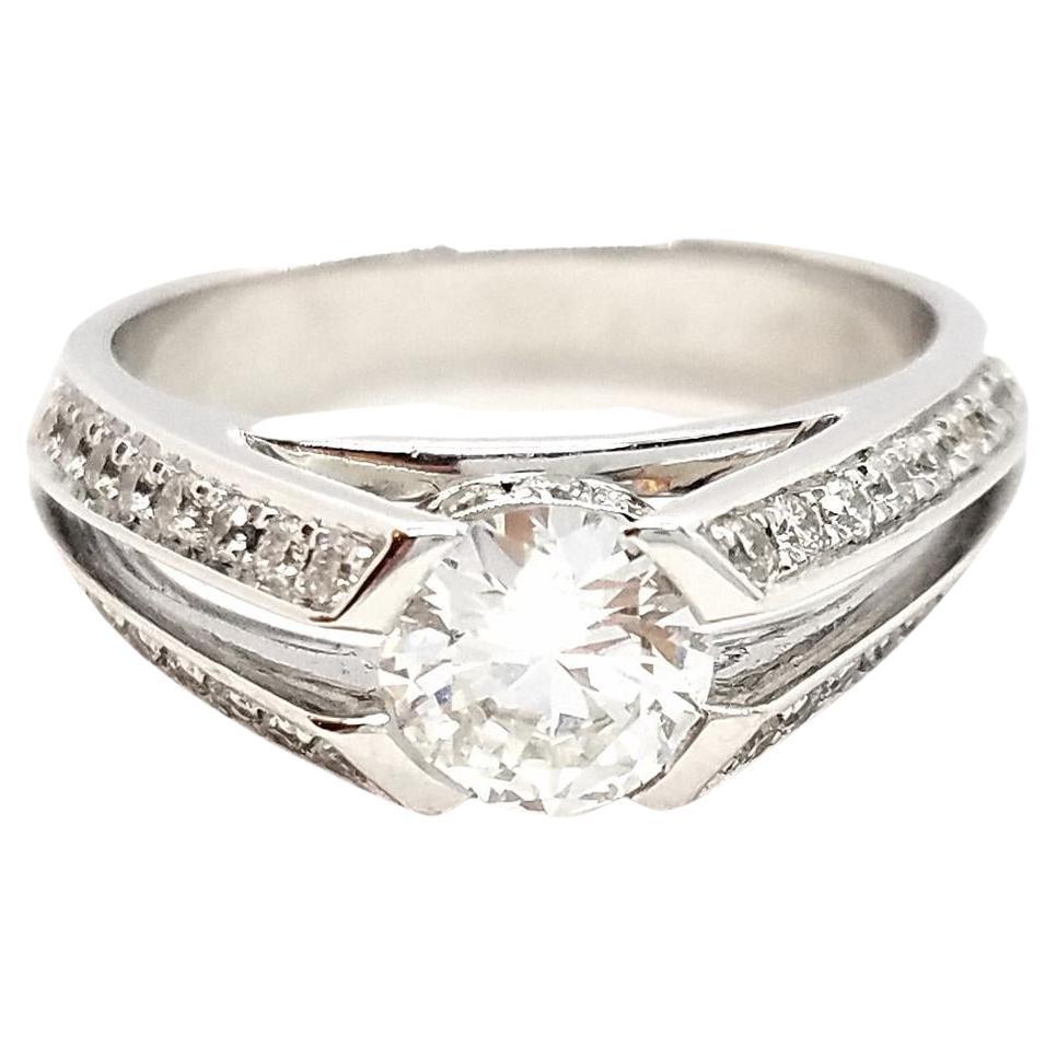 Ring aus Weißgold mit Diamanten im Angebot