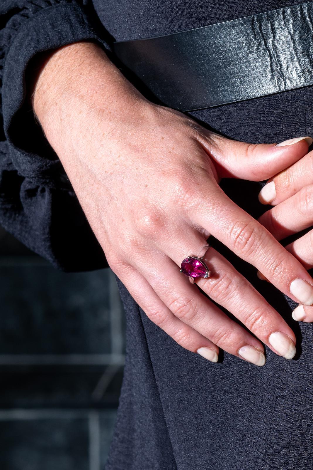 Beautiful white gold ring 750 mils (18 carats). set with a pear cut rubelite 3.80 carats (13.9 mm x 9.1 mm). size: 59. dimensions on top: 1.53 cm x 0.93 cm. total weight: 4.54 g. punch eagle's head. new state
