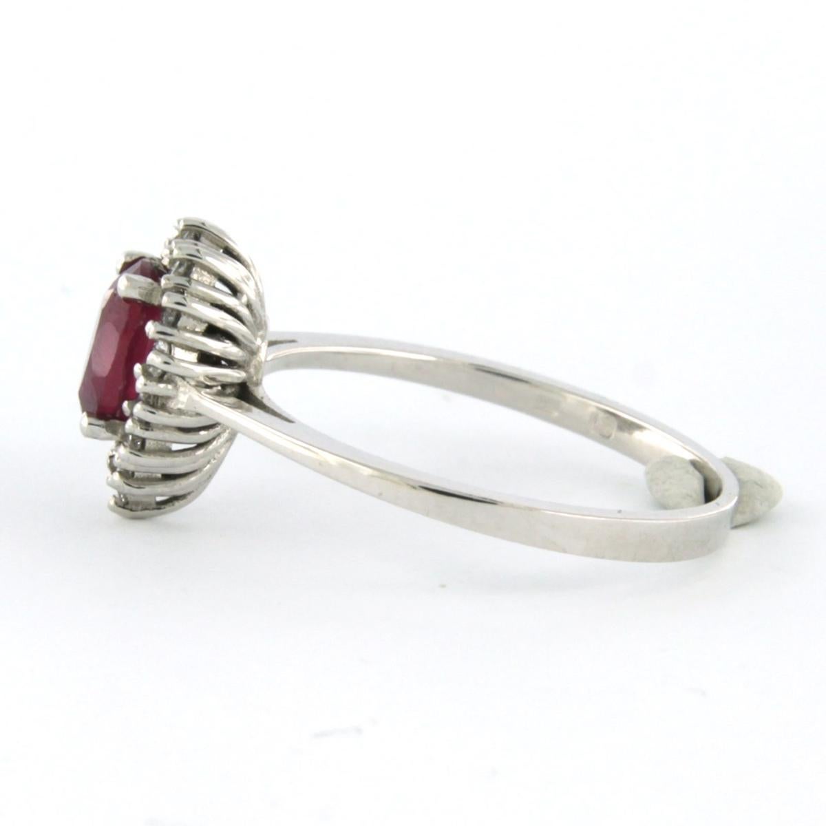 Ring aus 18 Karat Weißgold mit einem Rubin in der Mitte (bis zu 0,90 ct) und einem Diamanten in der Mitte (bis zu 0,24 ct) im Brillantschliff - F/G - VS/SI - Ringgröße US 7.25 - EU 17.5 (55)

Ausführliche Beschreibung

Die Spitze des Rings ist