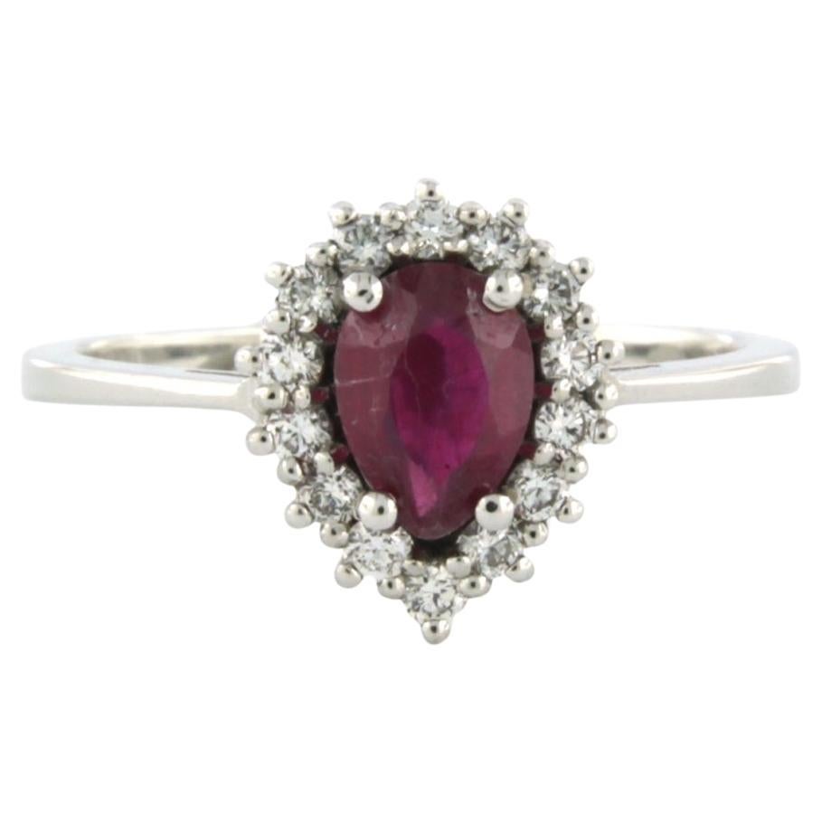 Anello con rubino fino a 0,90ct e diamanti taglio brillante fino a 0,24ct in oro 18k