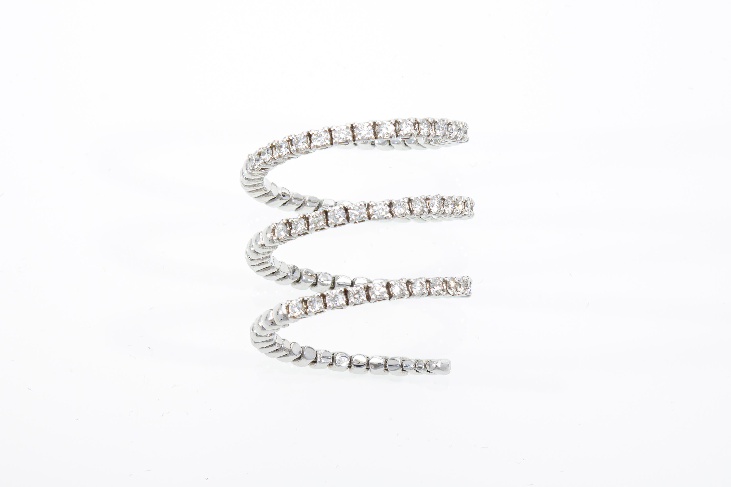 Bague avec 0,68 ct de diamants, N° 40 diamants, l'anneau est une spirale élastique en vente 8