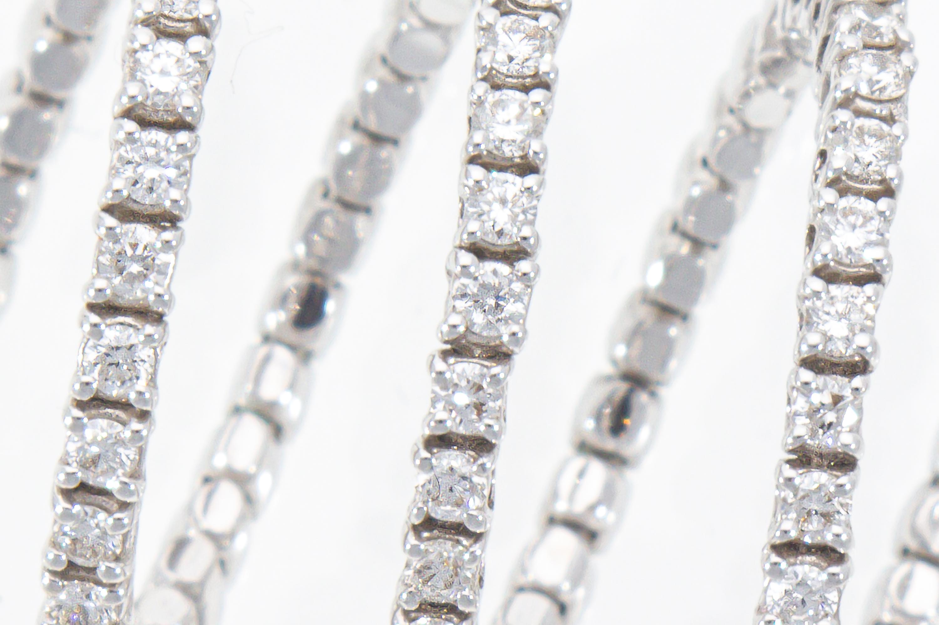 Bague avec 0,68 ct de diamants, N° 40 diamants, l'anneau est une spirale élastique en vente 9
