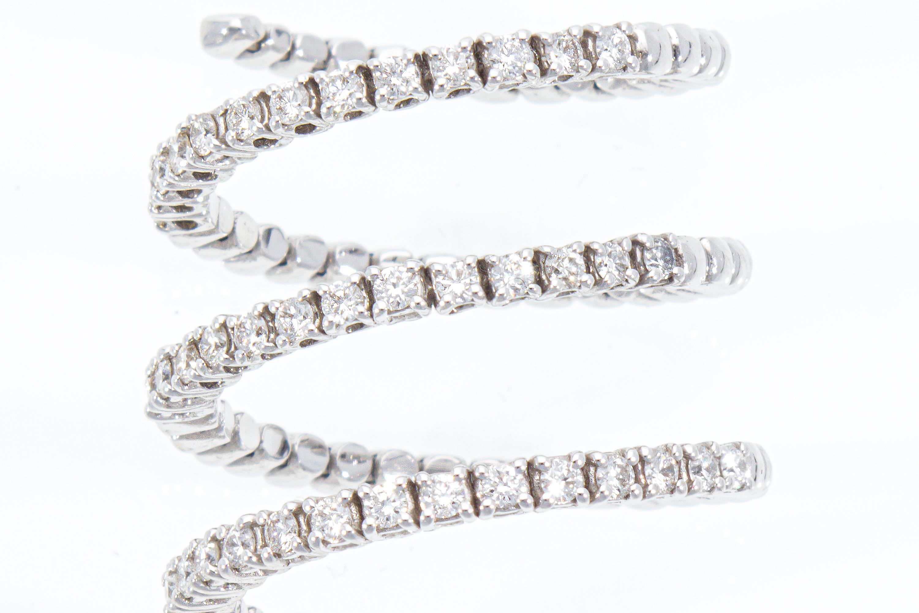 Bague avec 0,68 ct de diamants, N° 40 diamants, l'anneau est une spirale élastique en vente 11