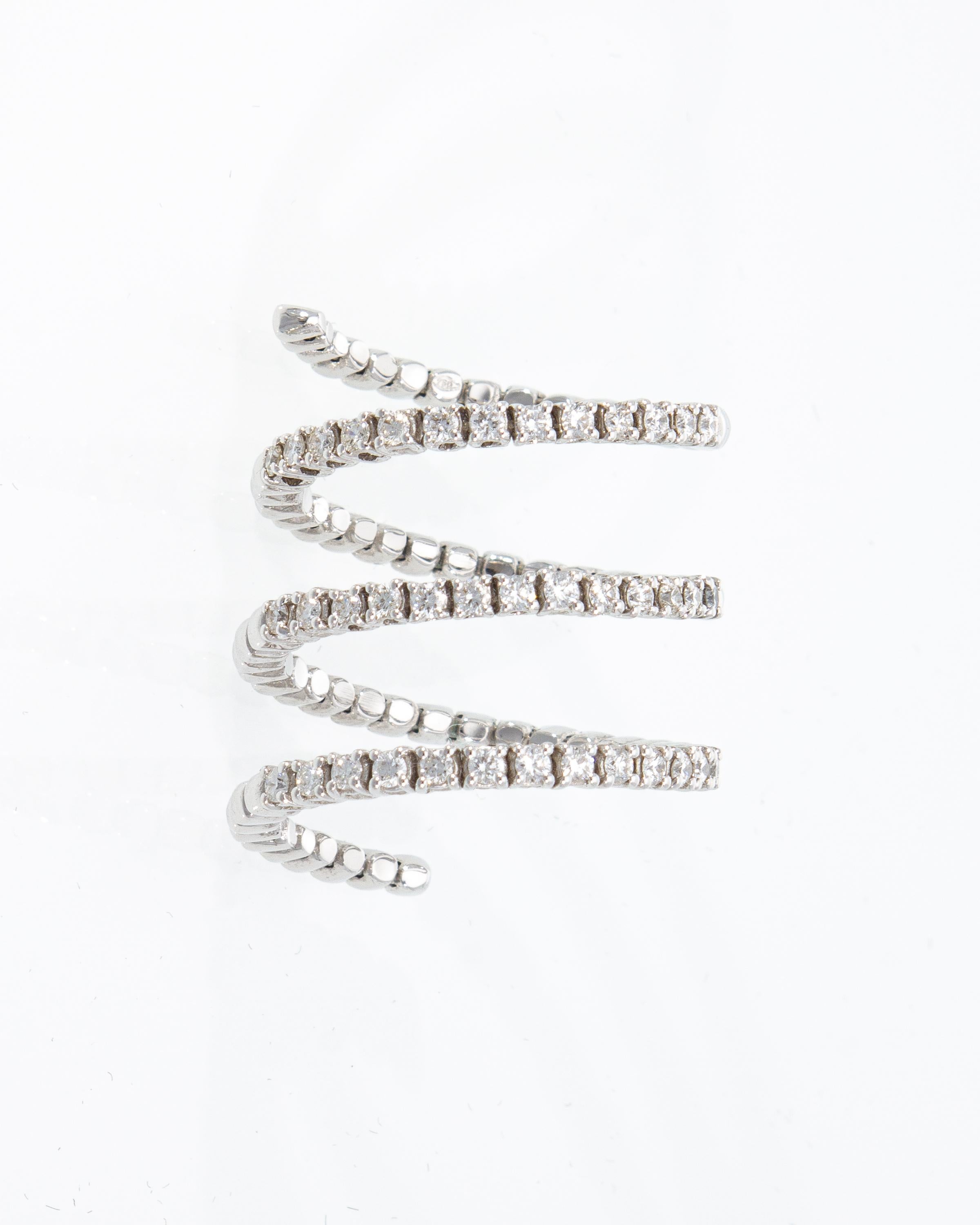Moderne Bague avec 0,68 ct de diamants, N° 40 diamants, l'anneau est une spirale élastique en vente