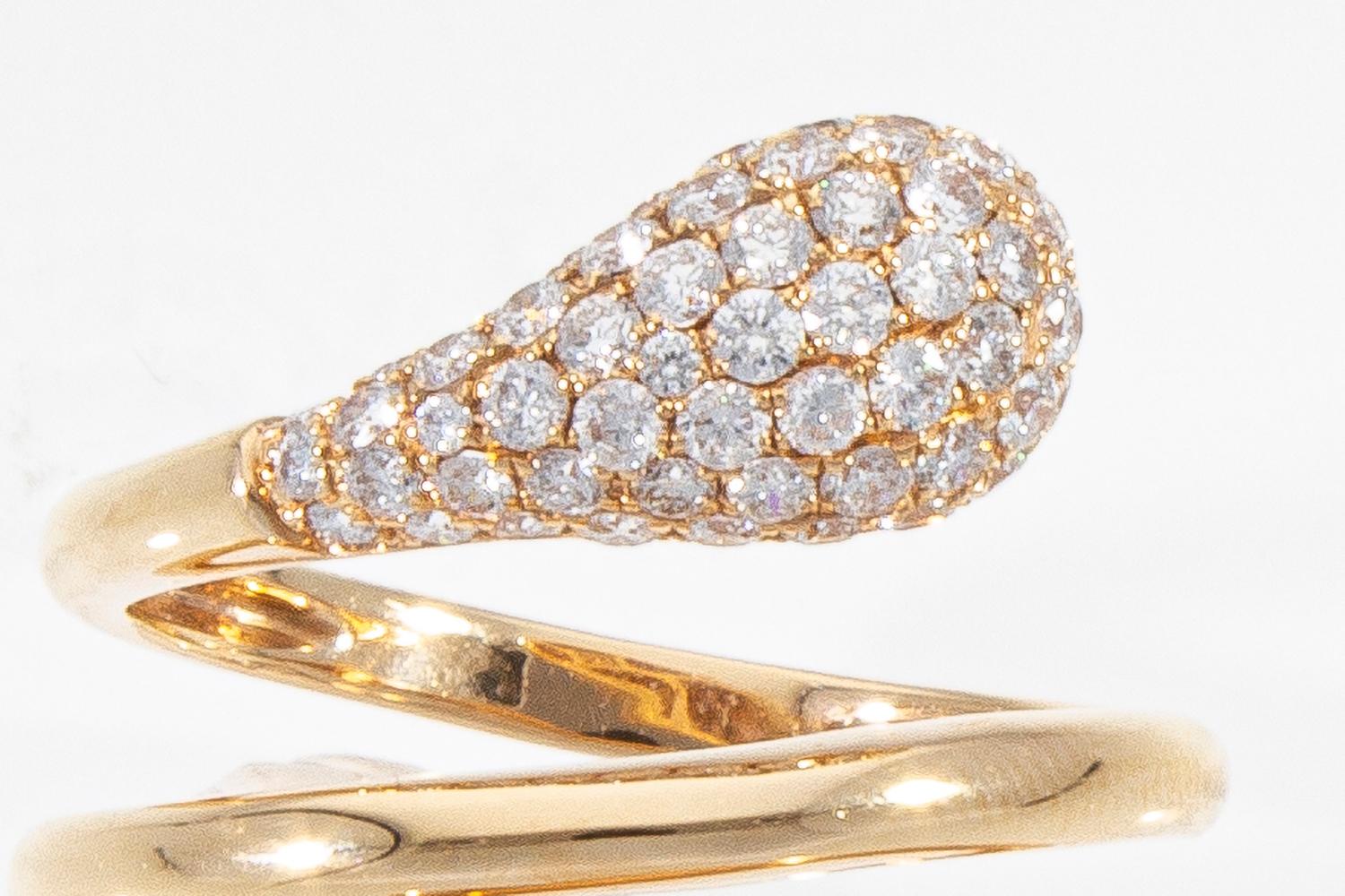 Ring in Schlangenform mit Diamanten im Brillantschliff (0,73 Karat) auf dem Kopf. Ring aus 18 Karat Roségold.
- •Es ist möglich, die Größe geringfügig zu ändern und würde kostenlos mit dem Kauf zur Verfügung gestellt werden.
Das auf Wunsch des