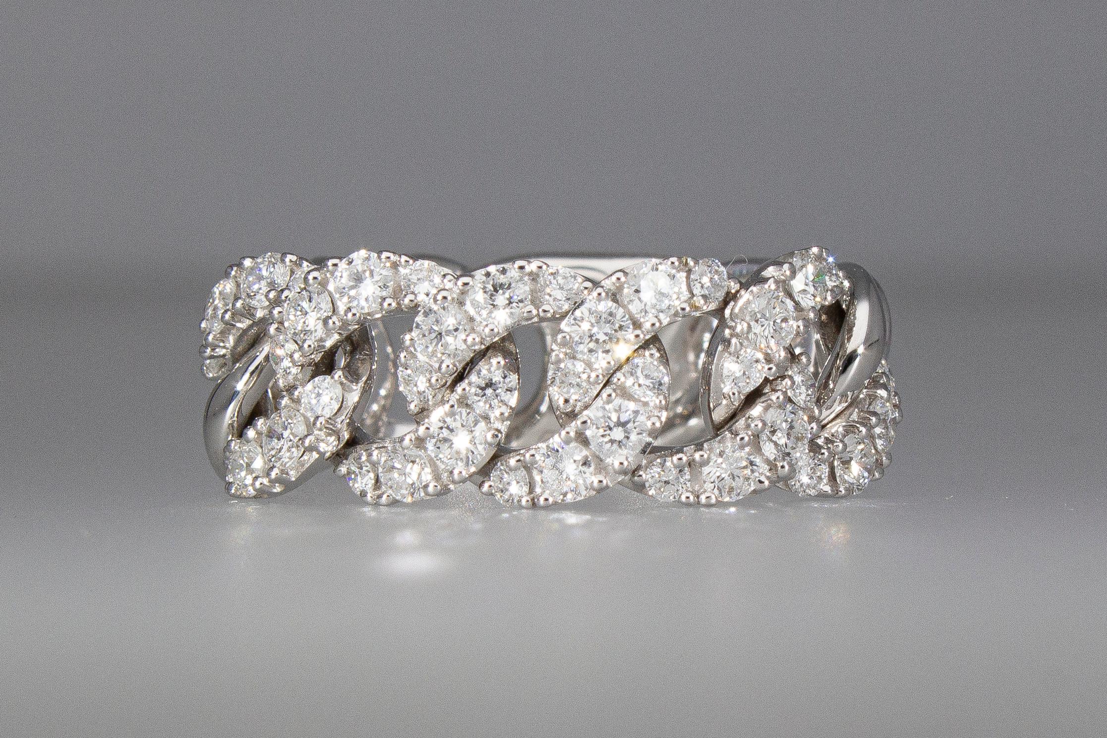 Bague modèle Groumette avec 40 diamants taille brillant sertis sur 5 maillons, pour un poids total de ct 0.90.
La bague a des maillons souples 5 avec diamants et 6 sans diamants, plus 1 maillon pour permettre un éventuel changement de