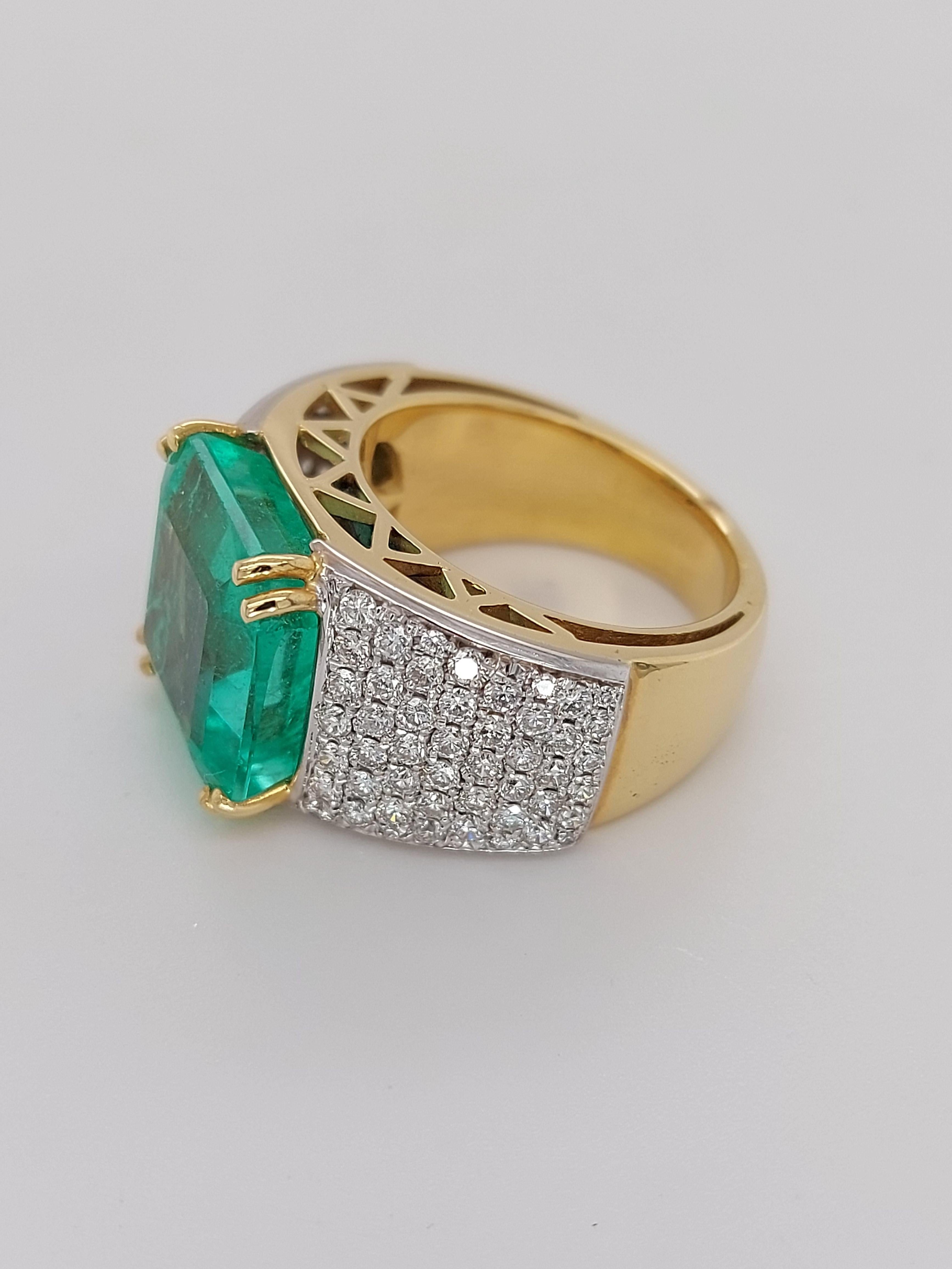 18kt Ring with 11.11 Carat Colombian Emerald & 1.64 Carat Brilliant Cut Diamonds For Sale 3