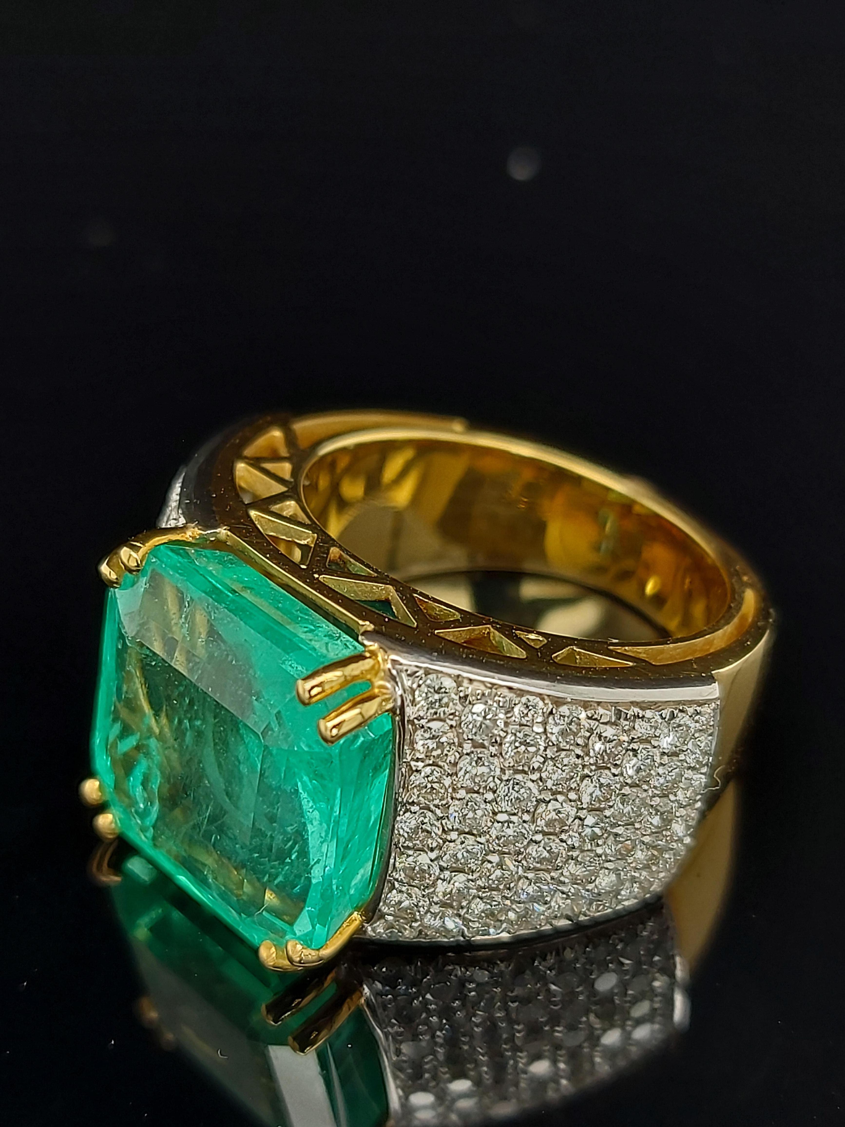 18kt Ring with 11.11 Carat Colombian Emerald & 1.64 Carat Brilliant Cut Diamonds For Sale 5