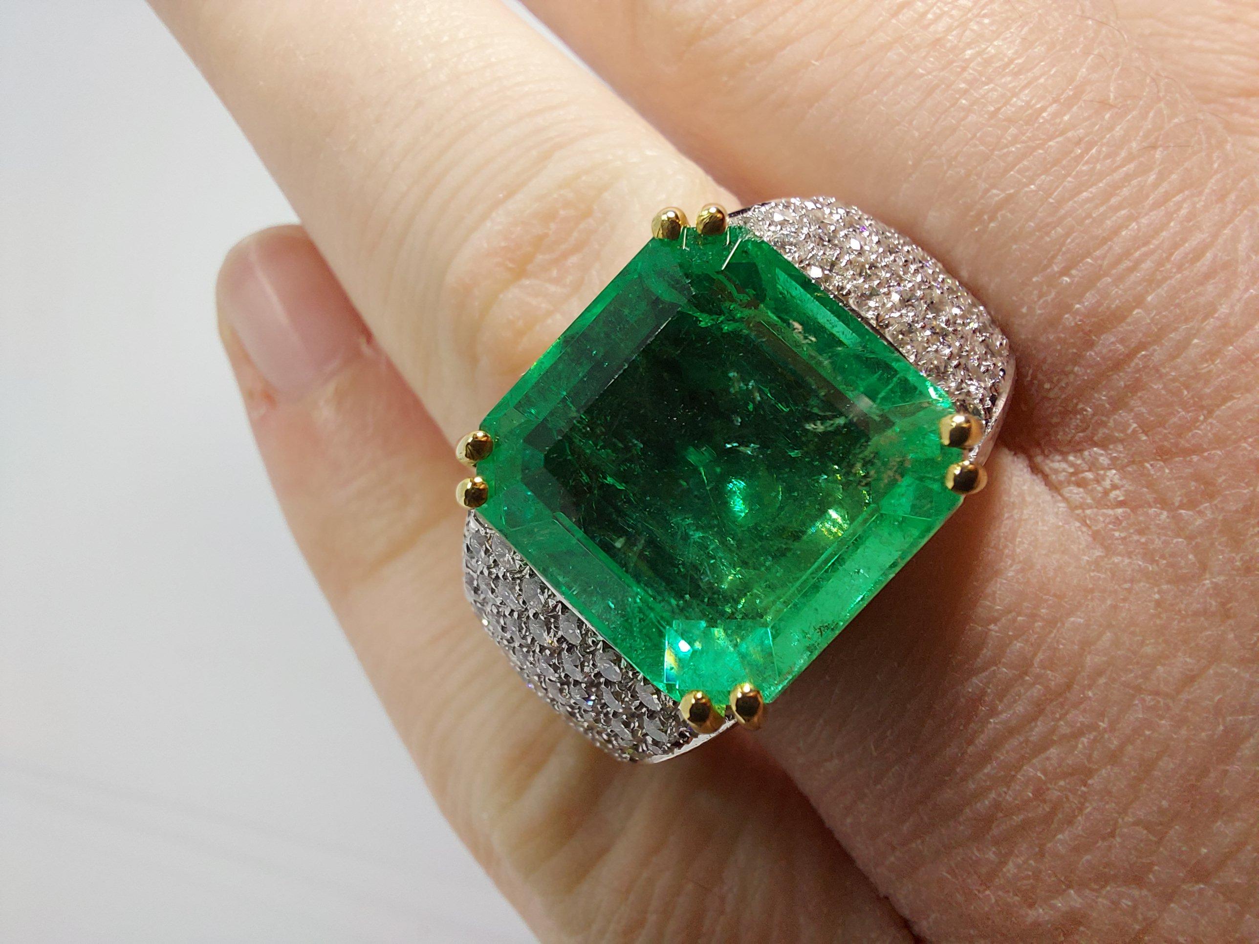 18kt Ring with 11.11 Carat Colombian Emerald & 1.64 Carat Brilliant Cut Diamonds For Sale 6