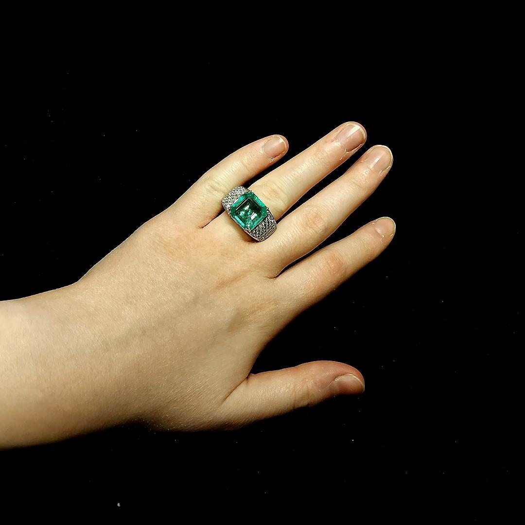 18kt Ring with 11.11 Carat Colombian Emerald & 1.64 Carat Brilliant Cut Diamonds For Sale 7
