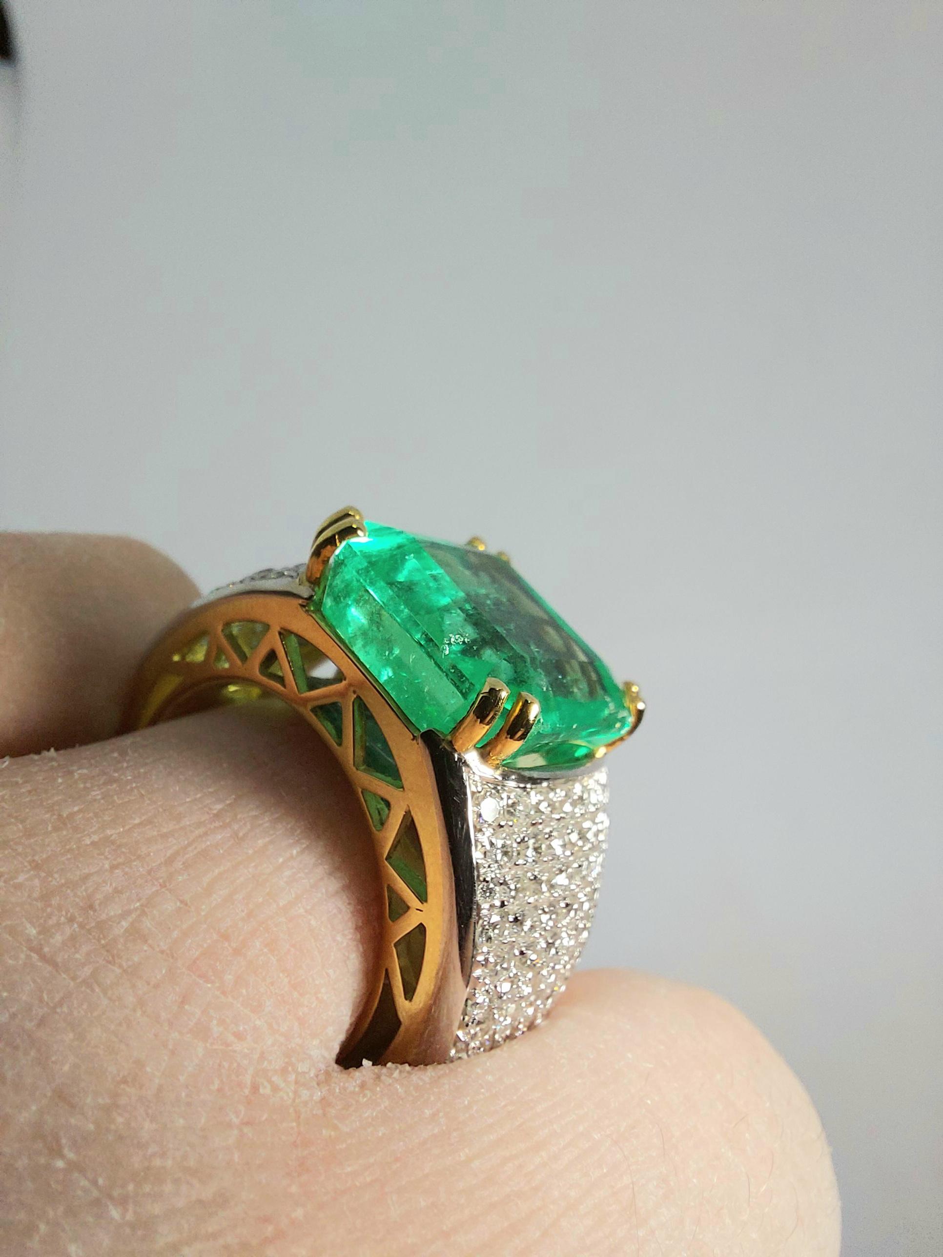 18kt Ring with 11.11 Carat Colombian Emerald & 1.64 Carat Brilliant Cut Diamonds For Sale 8