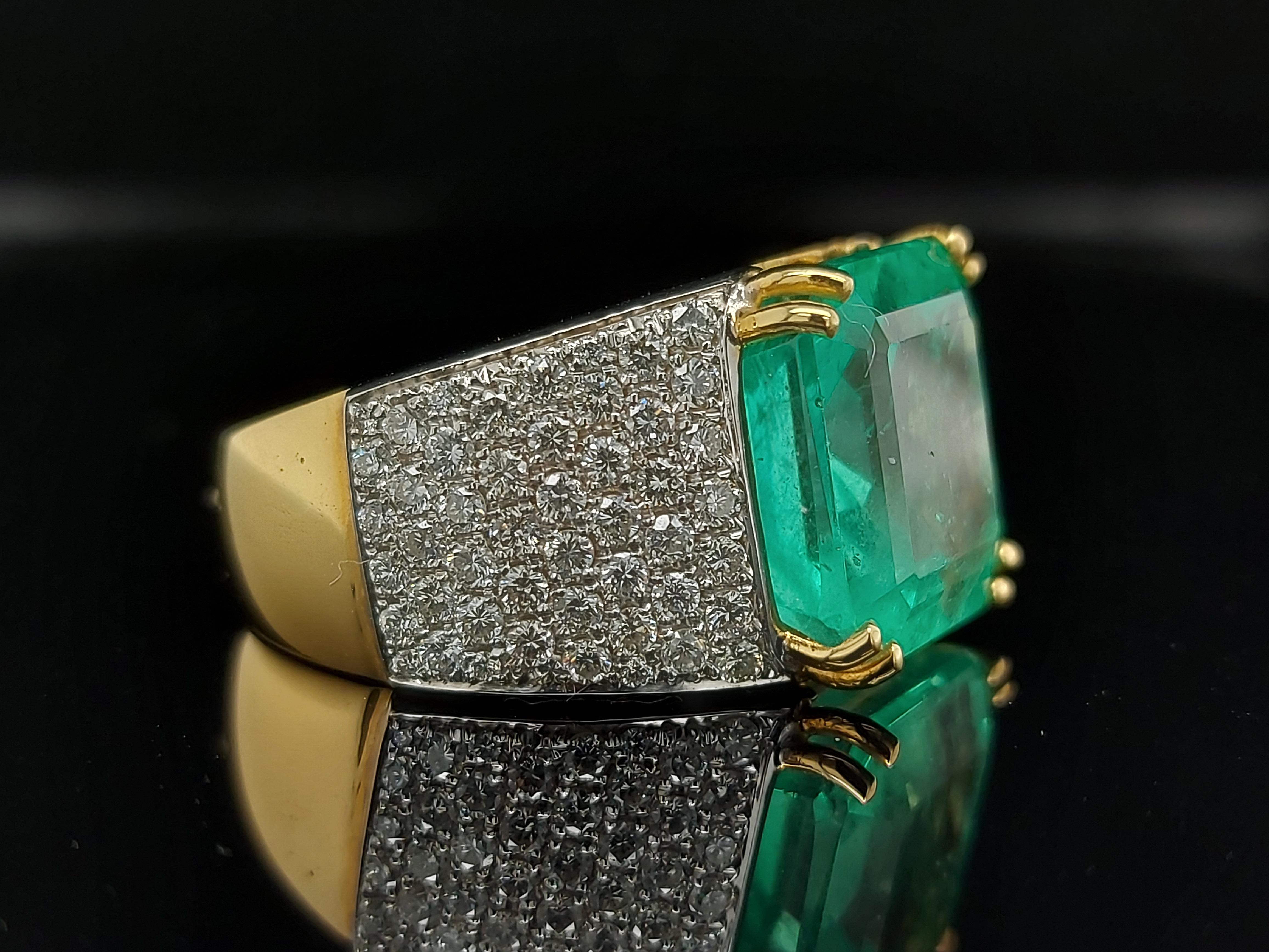 Beeindruckender Ring aus massivem 18-karätigem Gold mit einem großen kolumbianischen Smaragd von 11,11 Karat und Diamanten im Brillantschliff von 1,64 Karat.

Ein wunderschönes handgefertigtes Schmuckstück, das Sie Tag für Tag erleuchtet

Smaragd:
