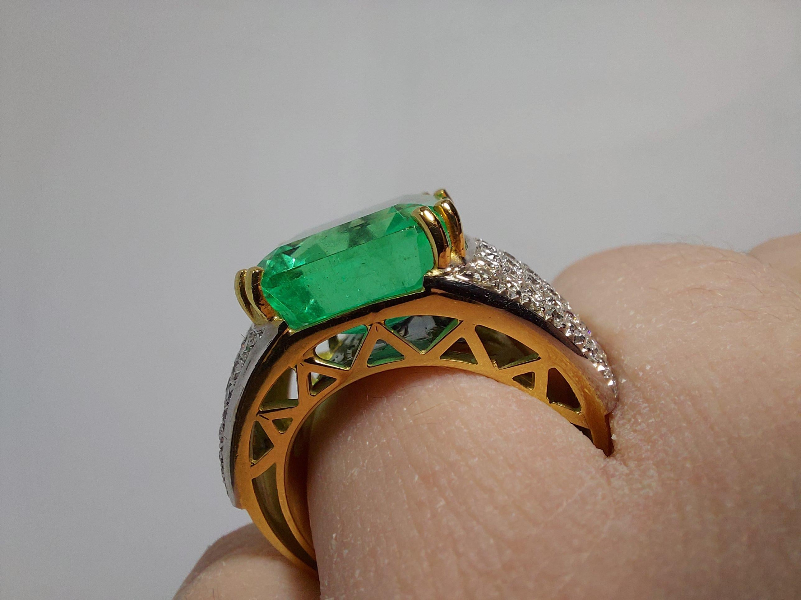 18kt Ring with 11.11 Carat Colombian Emerald & 1.64 Carat Brilliant Cut Diamonds For Sale 9
