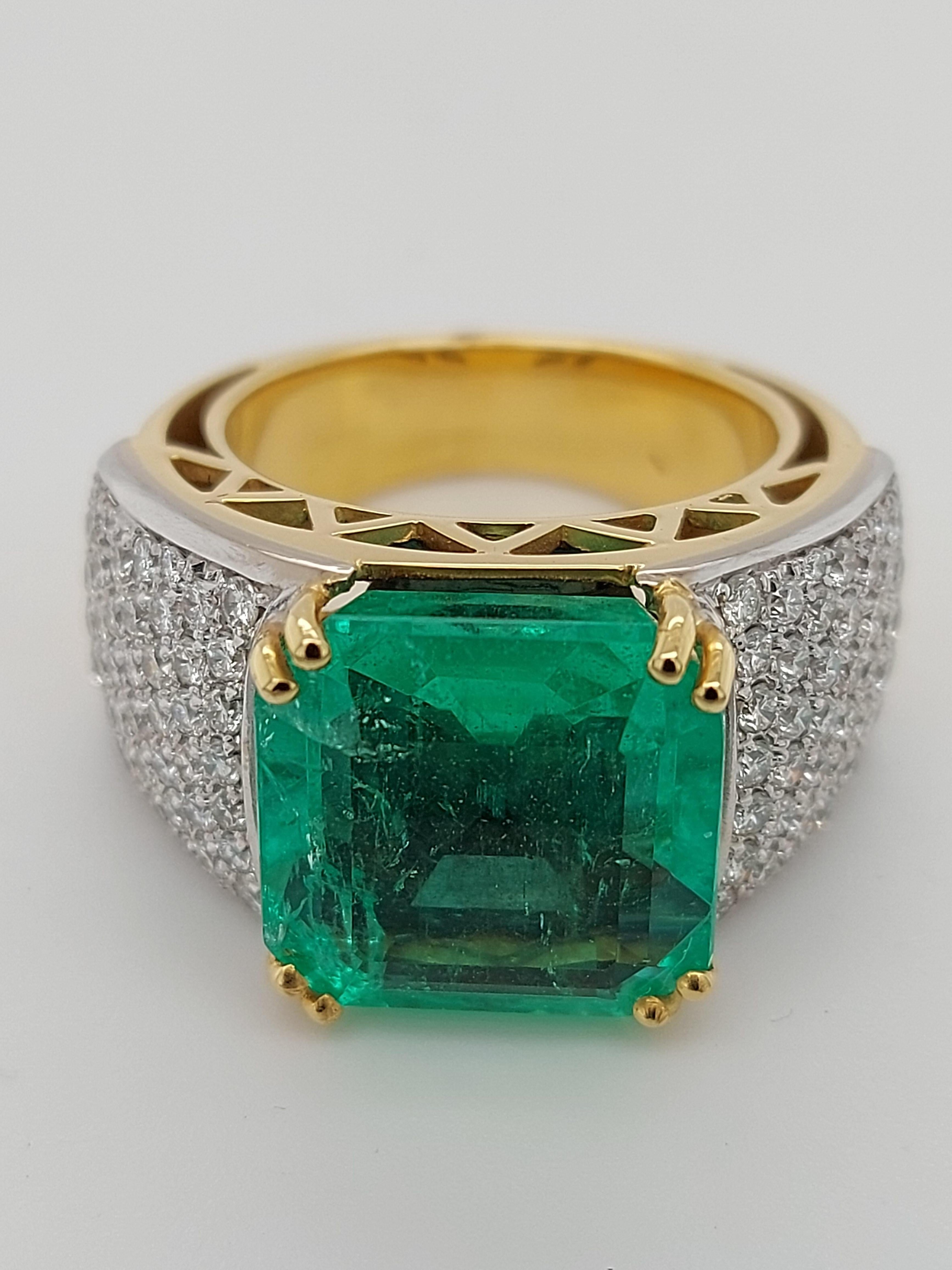 18kt Ring with 11.11 Carat Colombian Emerald & 1.64 Carat Brilliant Cut Diamonds In New Condition For Sale In Antwerp, BE