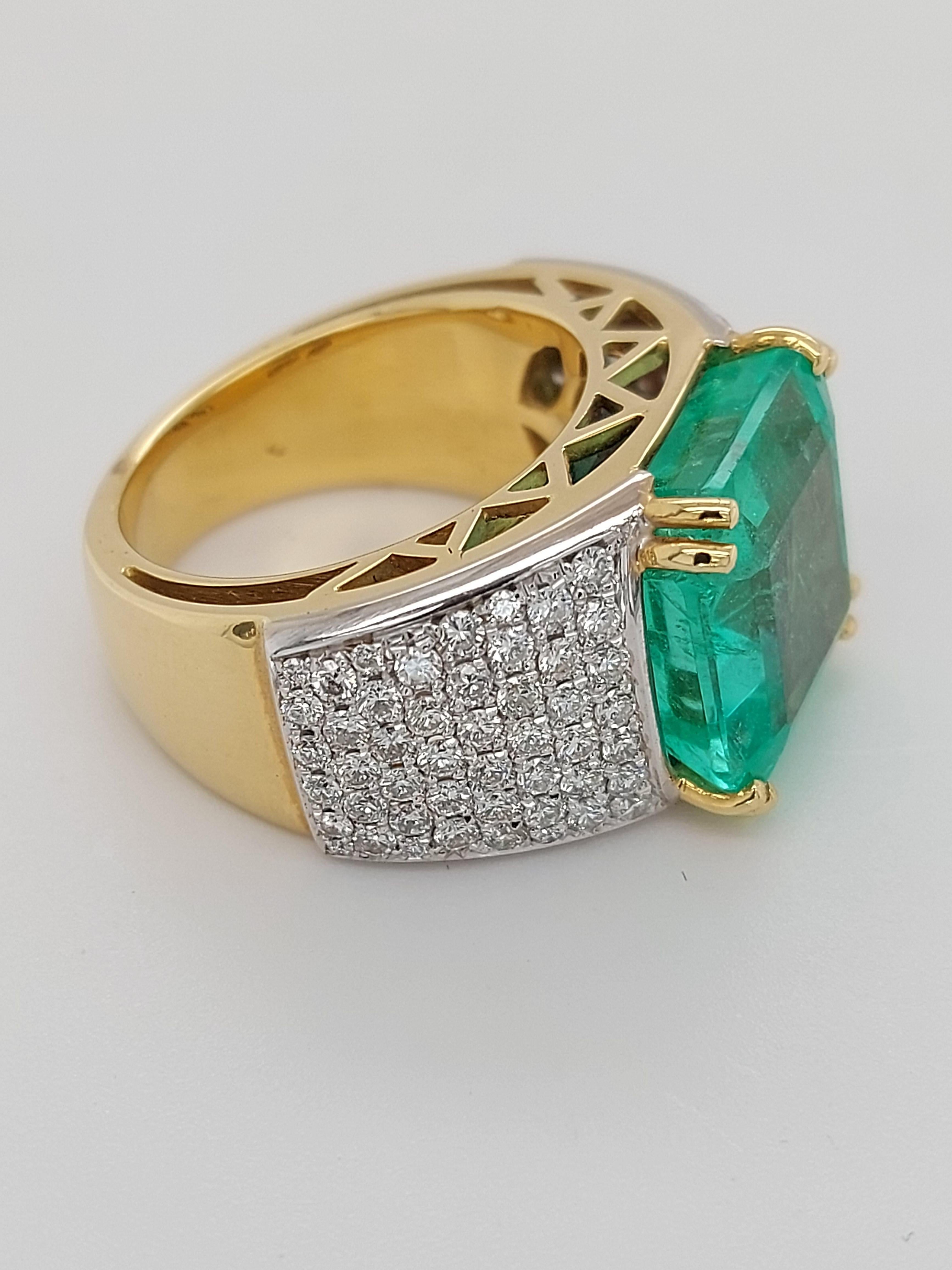 Women's or Men's 18kt Ring with 11.11 Carat Colombian Emerald & 1.64 Carat Brilliant Cut Diamonds For Sale