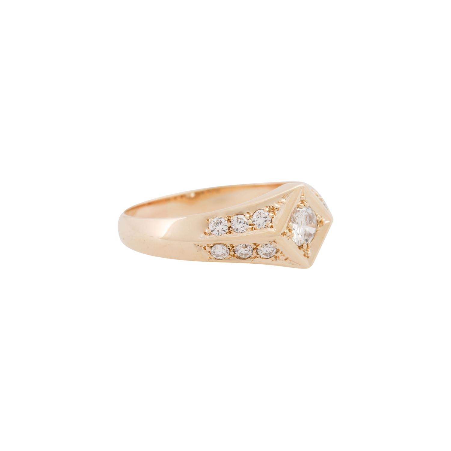 Insgesamt 0,63 ct (gestempelt), davon 1 Brillant ca. 0,32 ct, WEISS (H)/VVSI, GG 14K, 4,8 g, RW: 61, Ende 20. Jahrhundert, sehr guter Zustand, massive Verarbeitung.

 Ring mit 13 Brillanten, insgesamt 0,63 ct (gestempelt), davon 1 Brillant ca. 0,32