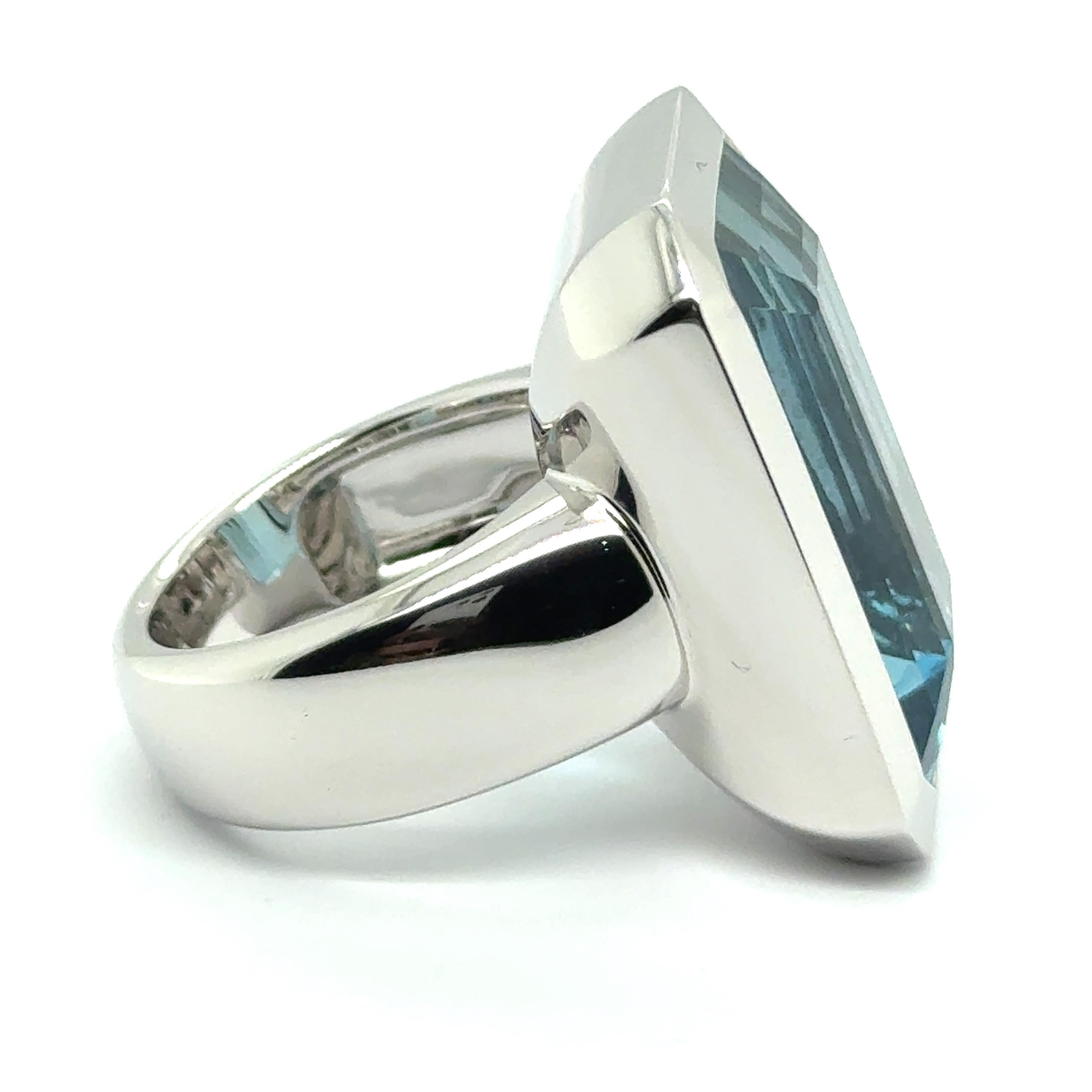 Ring with 24.55 Carat Blue Aquamarine in 18 Karat White Gold by Gübelin For Sale 4