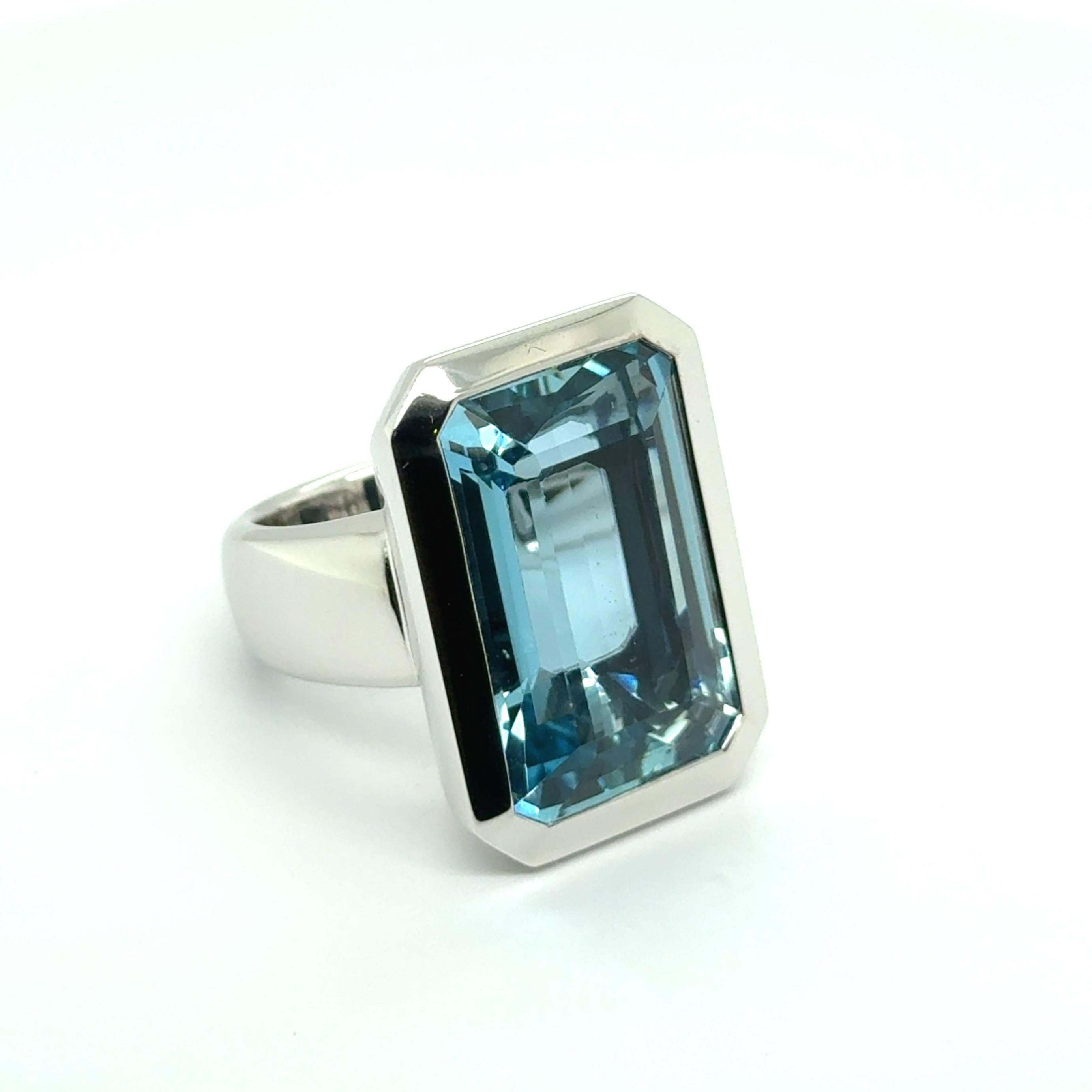Ring with 24.55 Carat Blue Aquamarine in 18 Karat White Gold by Gübelin For Sale 6