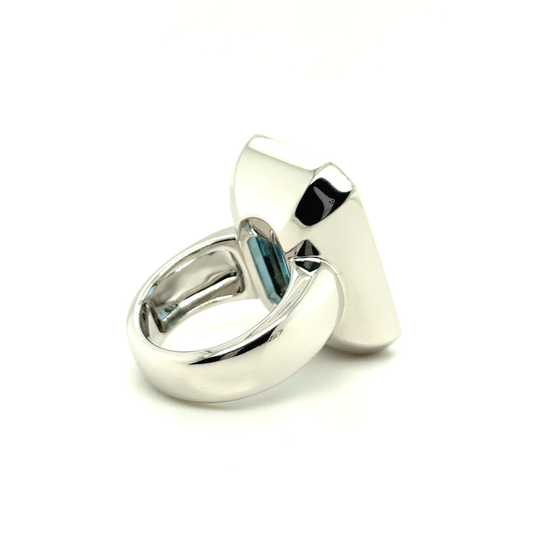 This elegant ring highlights a stunning light blue aquamarine in an octagonal cut, weighing an impressive 24.55 carats. The gemstone’s brilliance and clarity are perfectly highlighted by its sleek, polished setting, creating a timeless and