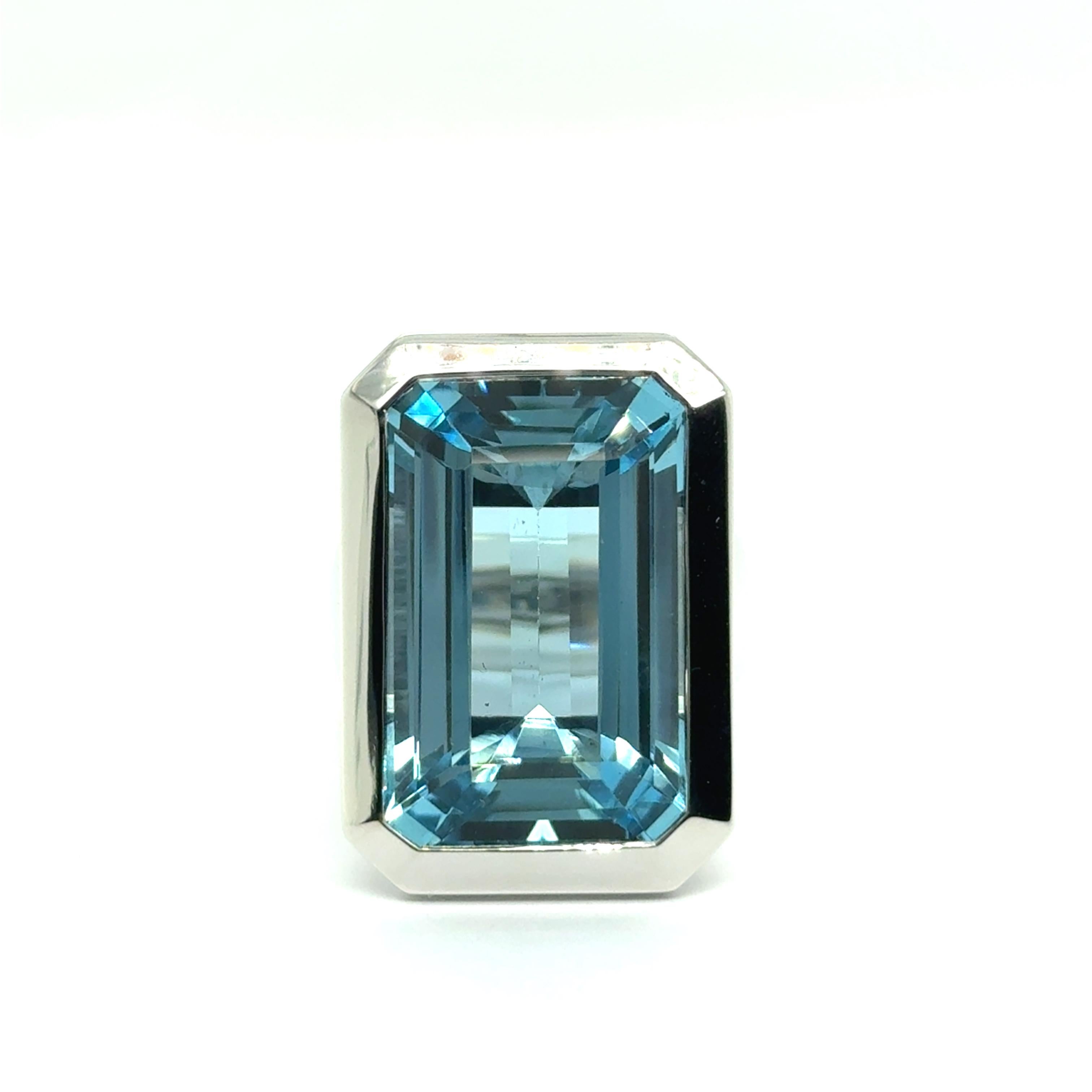 Ring with 24.55 Carat Blue Aquamarine in 18 Karat White Gold by Gübelin In New Condition For Sale In Lucerne, CH