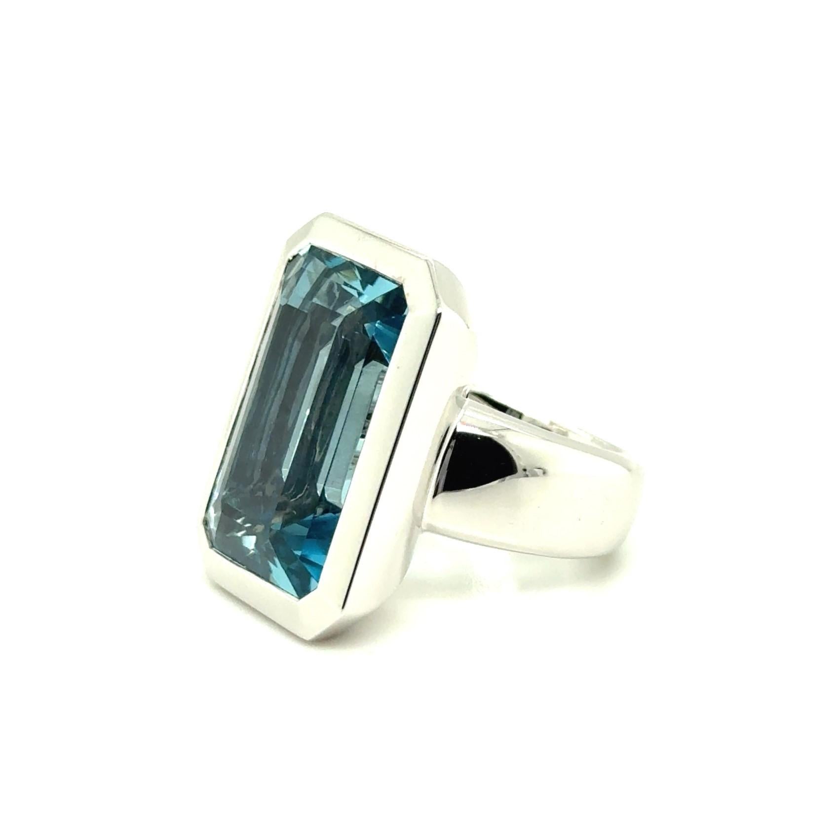 Women's or Men's Ring with 24.55 Carat Blue Aquamarine in 18 Karat White Gold by Gübelin For Sale