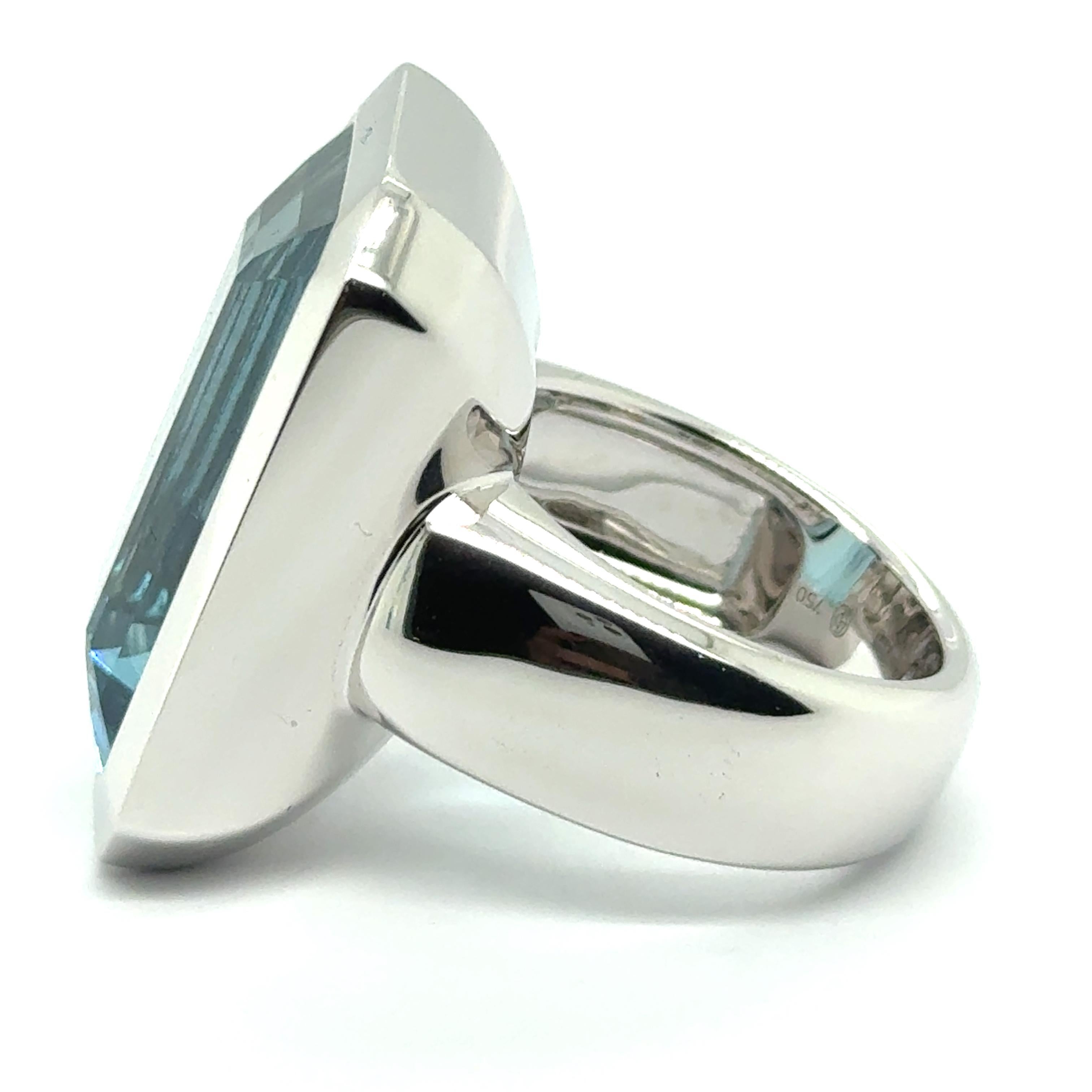 Ring with 24.55 Carat Blue Aquamarine in 18 Karat White Gold by Gübelin For Sale 1
