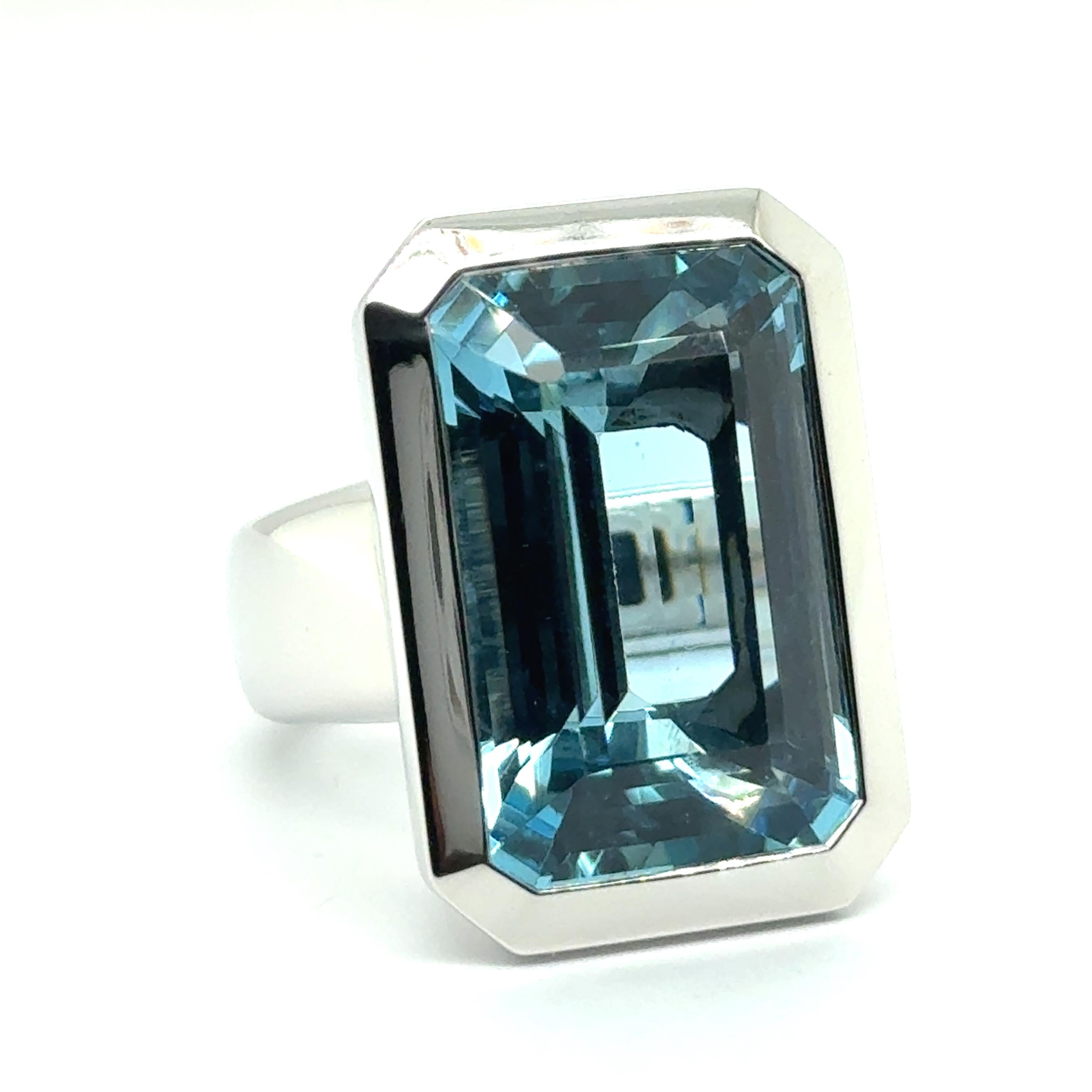 Ring with 24.55 Carat Blue Aquamarine in 18 Karat White Gold by Gübelin For Sale 2