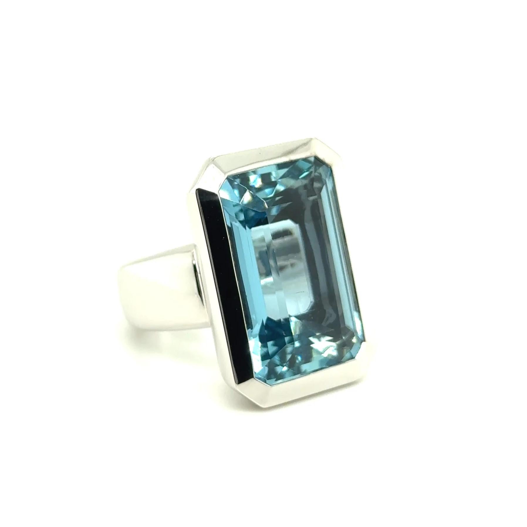 Ring with 24.55 Carat Blue Aquamarine in 18 Karat White Gold by Gübelin For Sale 3