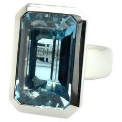 Anillo con aguamarina azul de 24,55 quilates en oro blanco de 18 quilates de Gübelin