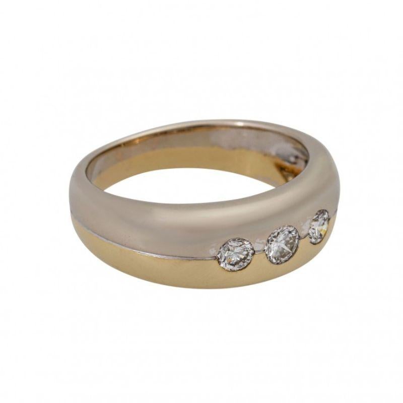 Ring mit 3 Diamanten im Brillantschliff von insgesamt ca. 0,35 ct GW/VSI, WG/GG 14K, RW: 55.
