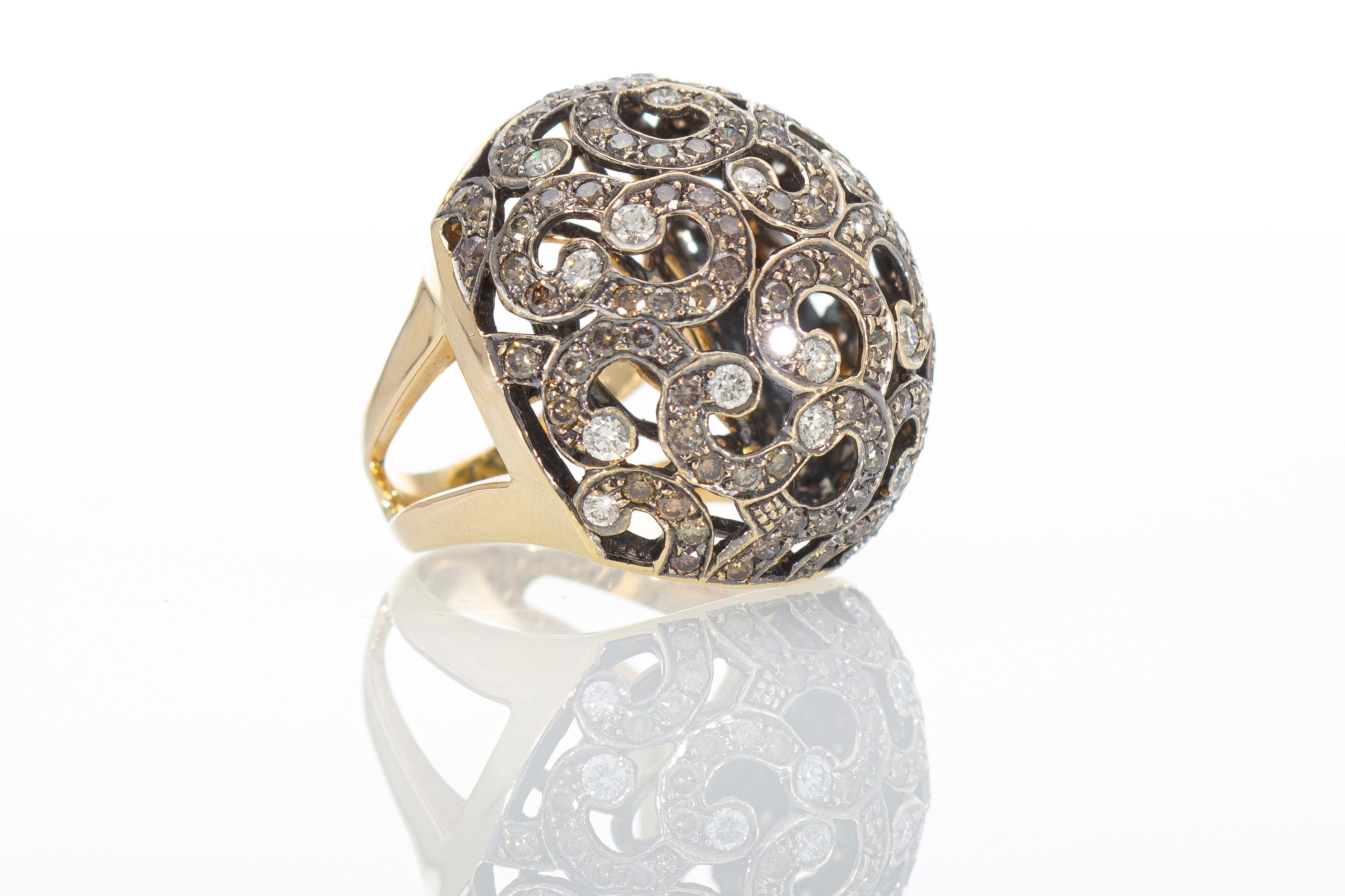 Brilliant Cut Ring with 3.20ct of Brown Diamonds and 0.85ct of White Diamonds, Gold 18 Karat For Sale