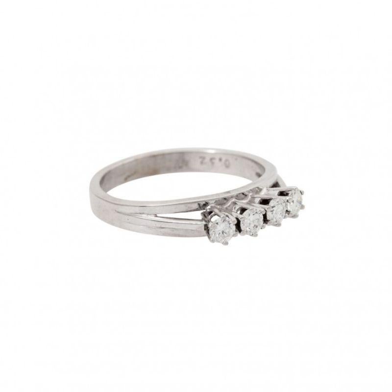 0.insgesamt 32 ct, gestempelt, ca. WEISS- LGW (H-I)/SI, WG 14K, 3 g, RW: 53,5, Mitte 20. Jahrhundert, minimale Gebrauchsspuren.

 Ring 4 Diamanten im Brillantschliff, insgesamt ca. 0,32 ct, markiert, ca. WHITE-STW (H-I)/SI, 14K WG, 3 g, Ringgröße:
