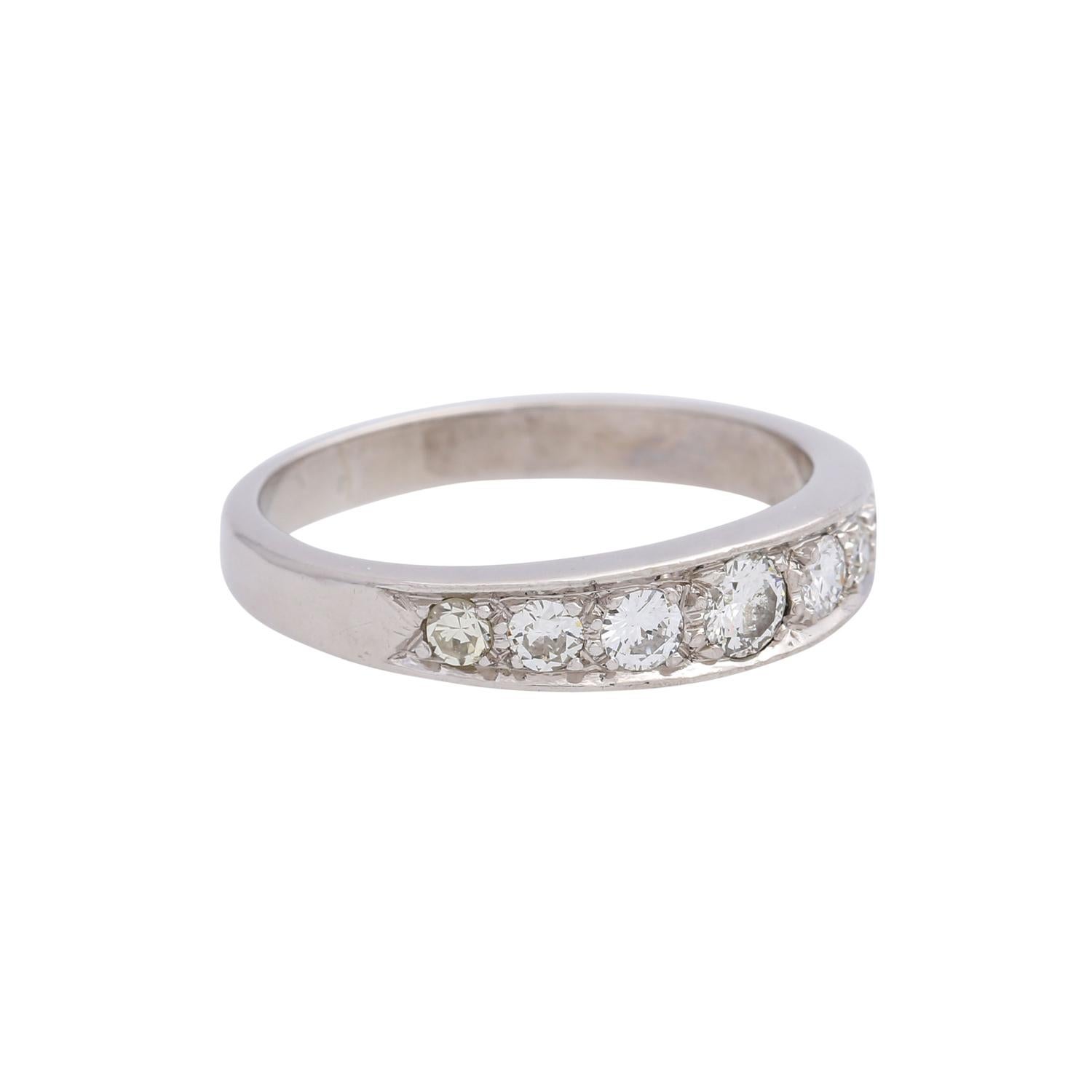 in verschiedenen Schliffen, insgesamt ca. 0,5ct, ca. WEISS-GW (H-M)/ VS, Platin, 4,8g, RW: 53, 21. Jahrhundert, Gebrauchsspuren. handgefertigt.
