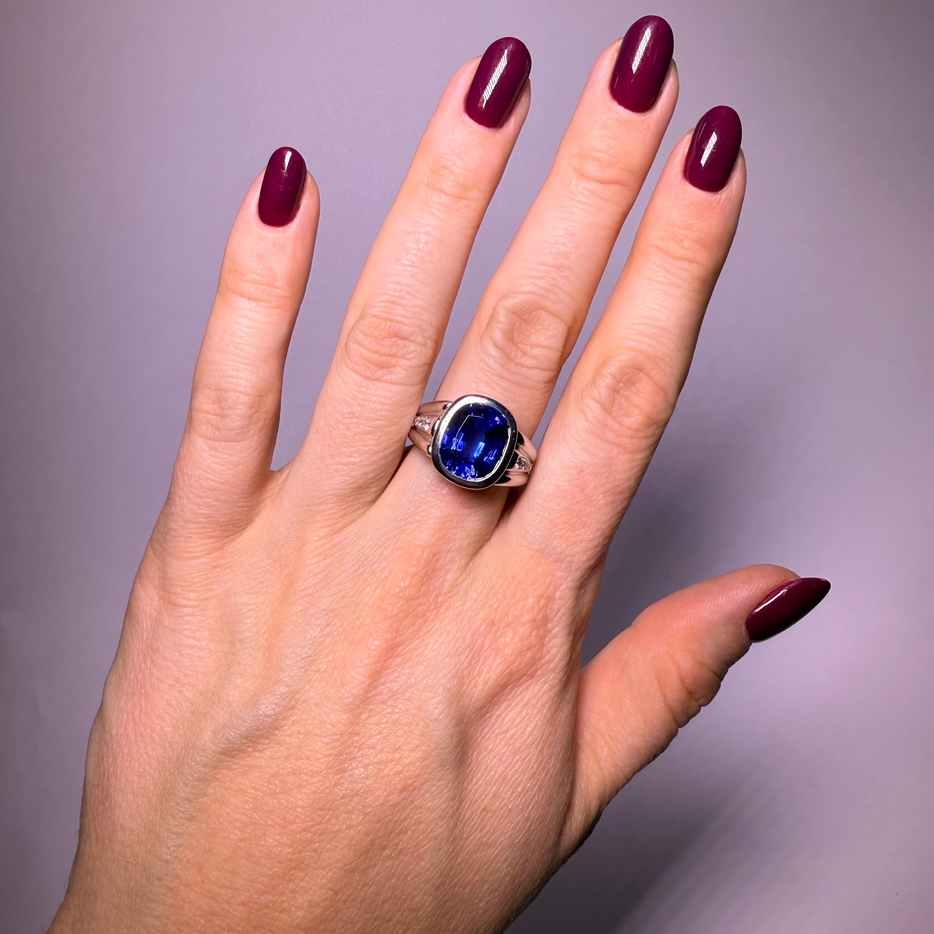 Ring mit 7,01 Karat Tansanit mit Diamanten aus 18 Karat Weißgold im Angebot 4