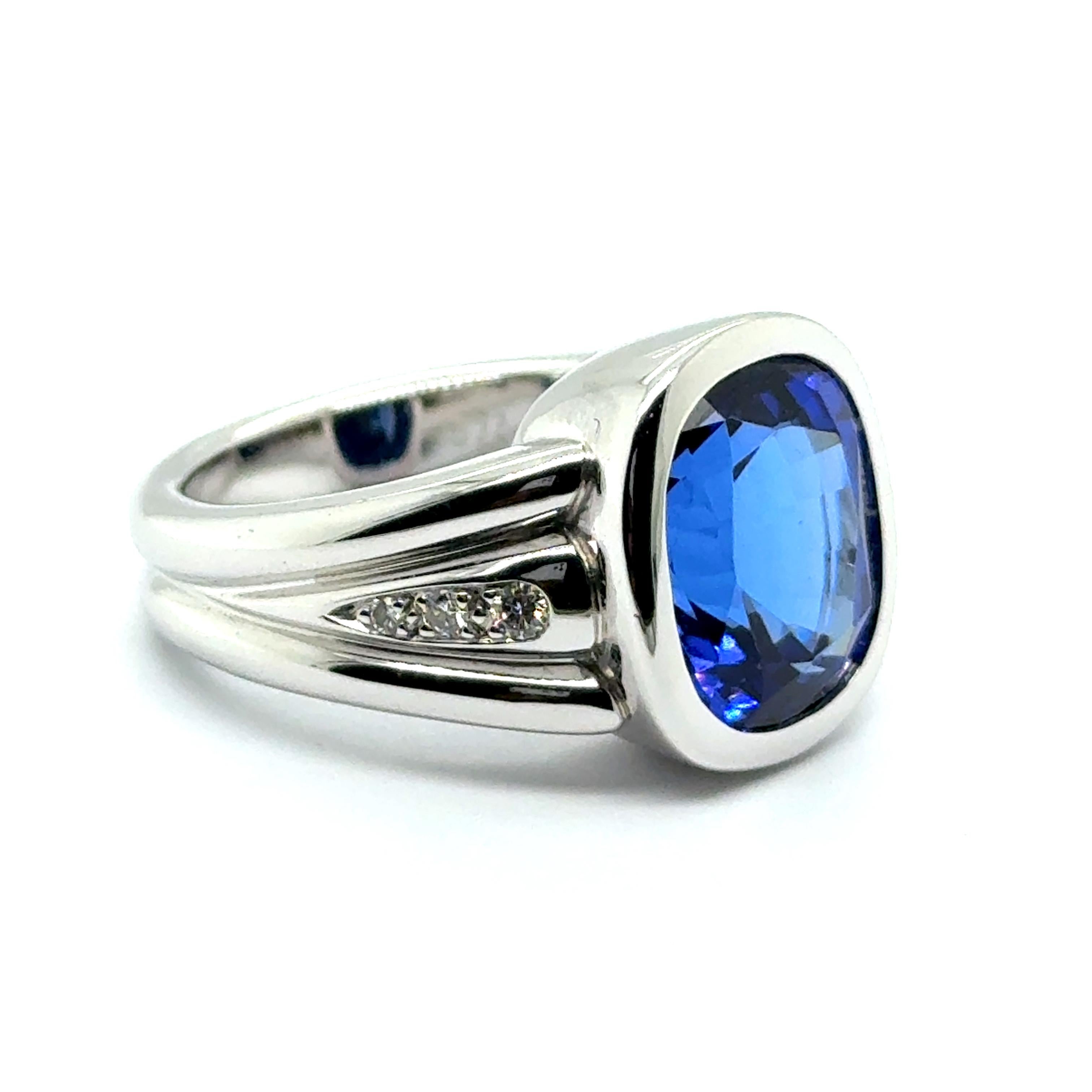 Dieser exquisite Ring von Gübelin zeigt einen seltenen Tansanit im Kissenschliff von 7,01 Karat, der elegant in 18 Karat Weißgold gefasst ist. 

Der intensive blaue Farbton des Tansanits strahlt eine Tiefe und Brillanz aus, die an die Faszination