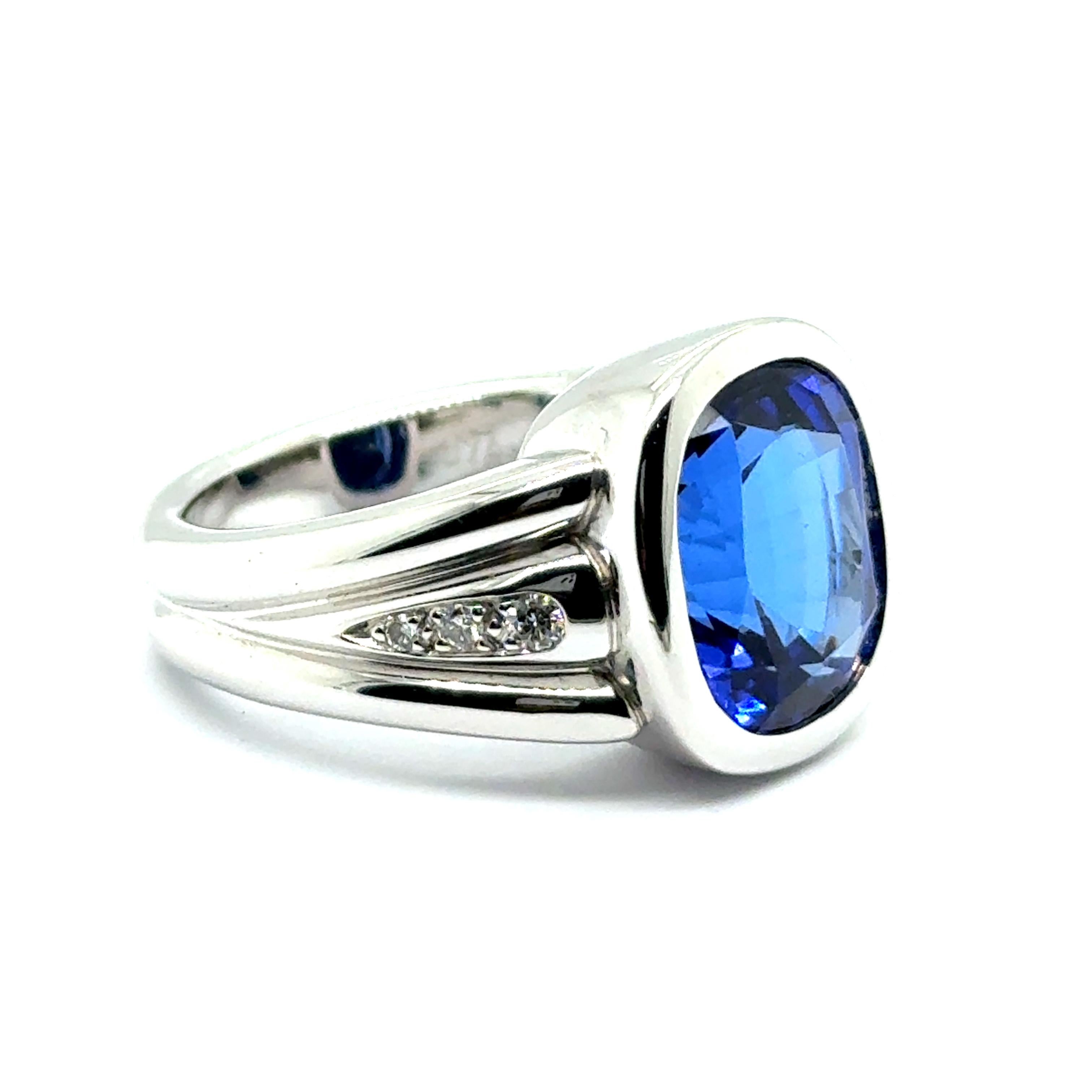 Ring mit 7,01 Karat Tansanit mit Diamanten aus 18 Karat Weißgold (Moderne) im Angebot