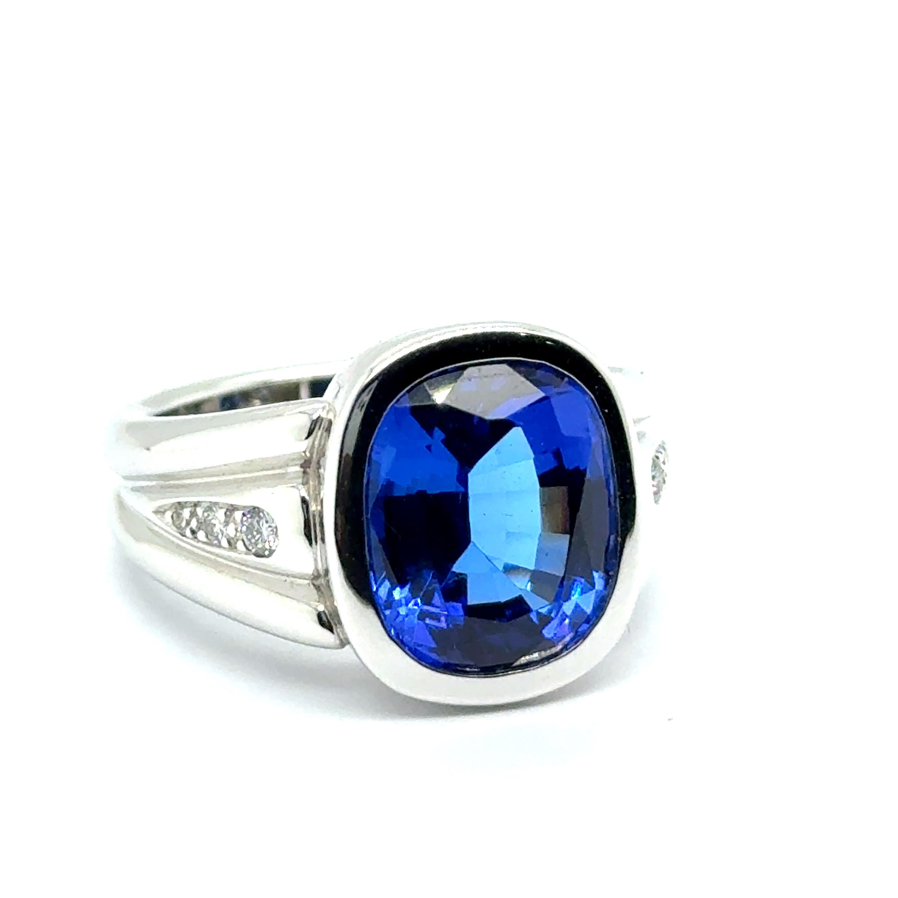 Ring mit 7,01 Karat Tansanit mit Diamanten aus 18 Karat Weißgold im Zustand „Hervorragend“ im Angebot in Lucerne, CH