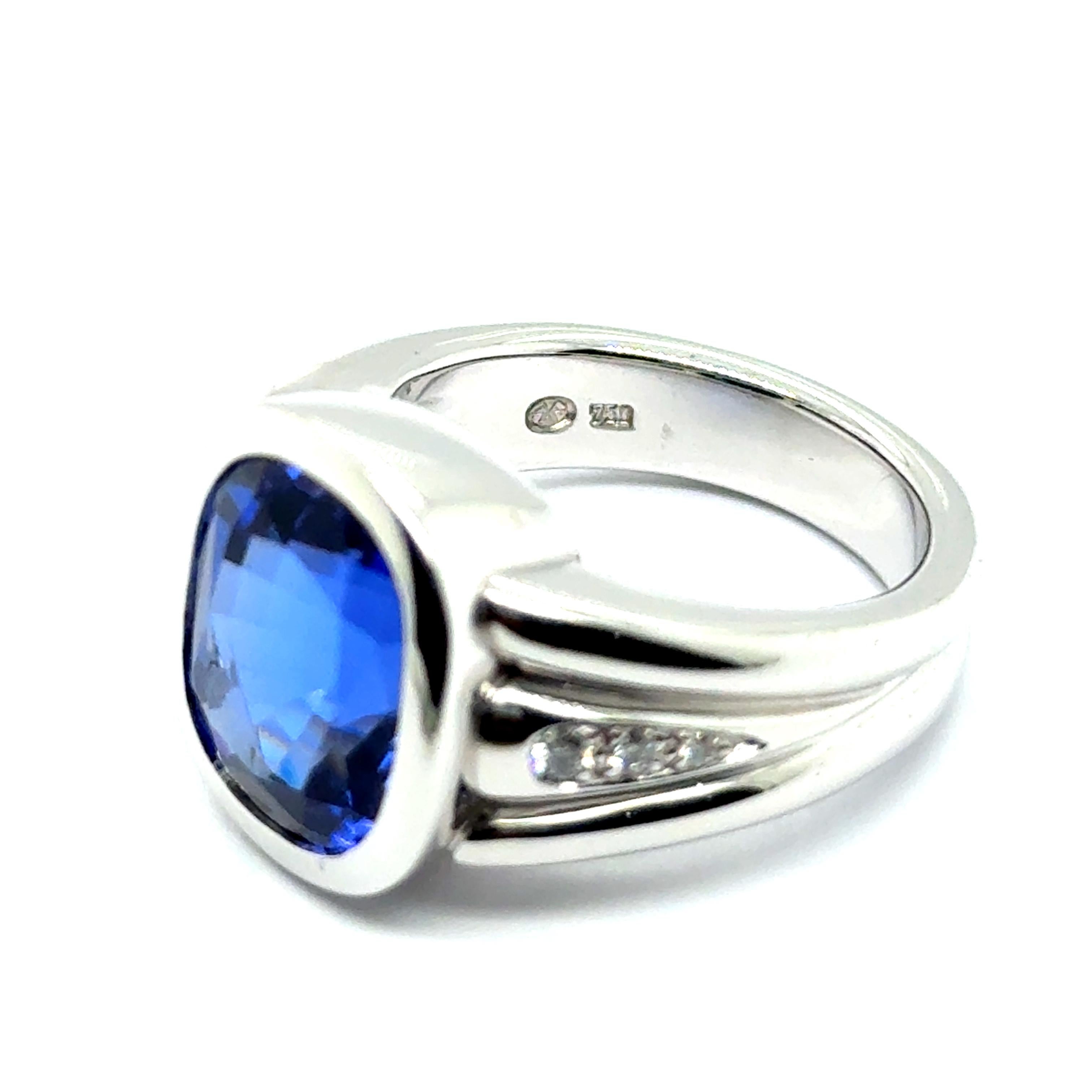Ring mit 7,01 Karat Tansanit mit Diamanten aus 18 Karat Weißgold für Damen oder Herren im Angebot