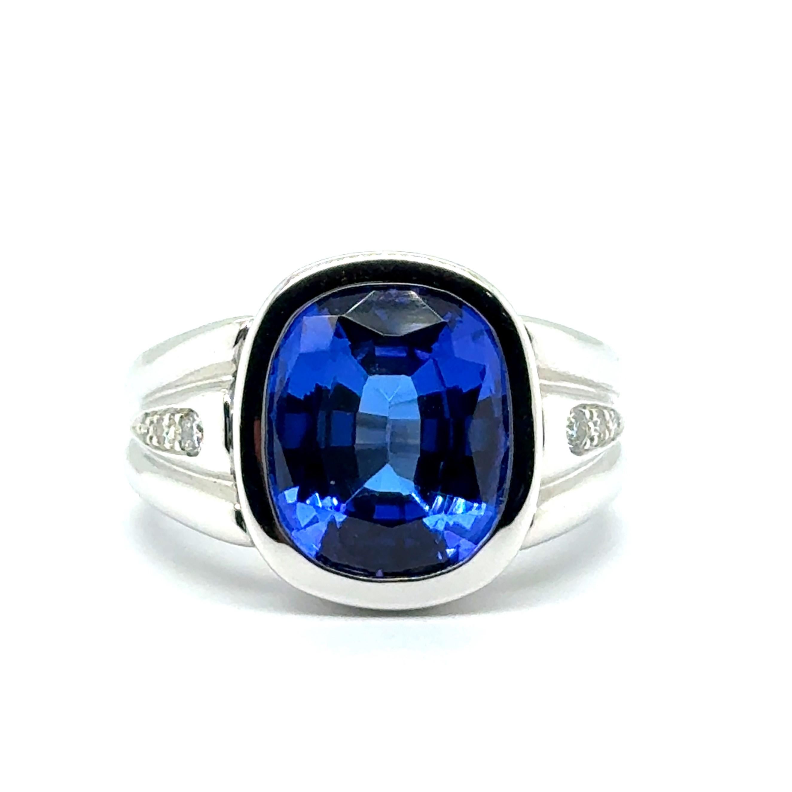 Ring mit 7,01 Karat Tansanit mit Diamanten aus 18 Karat Weißgold im Angebot 1