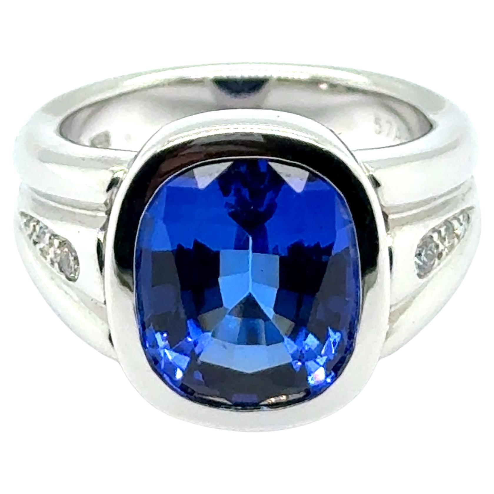 Anello con tanzanite da 7,01 carati e diamanti in oro bianco da 18 carati