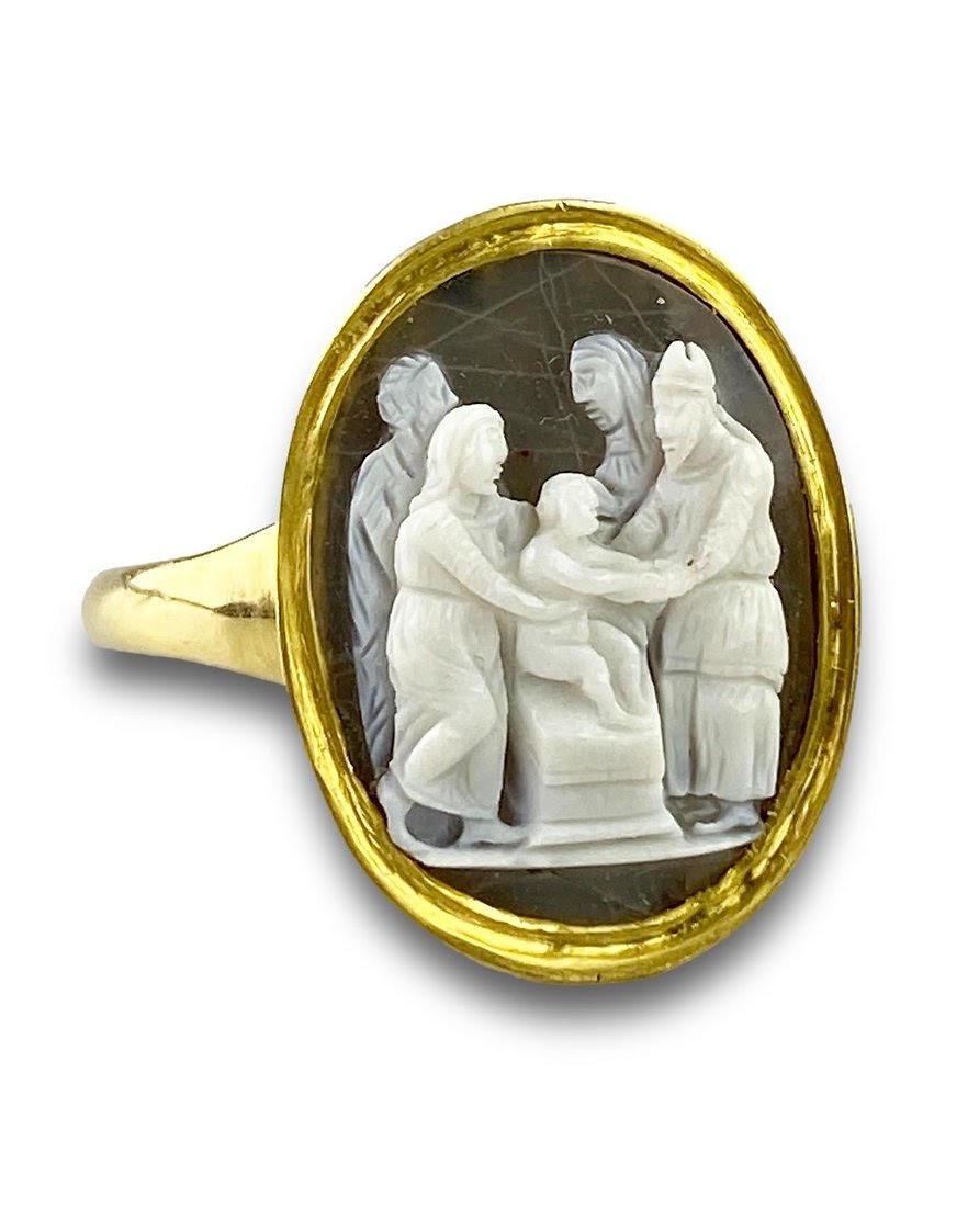 Women's or Men's Ring with a cameo of the presentation in the temple. Italian, around c. 1600 For Sale