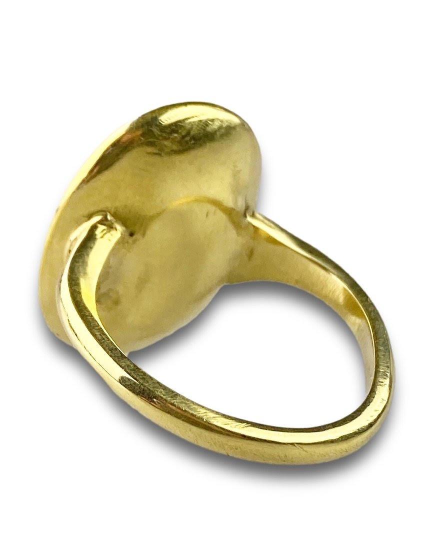 Ring with a cameo of the presentation in the temple. Italian, around c. 1600 For Sale 4