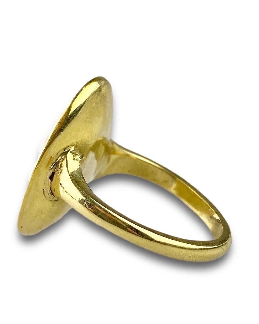 Ring with a cameo of the presentation in the temple. Italian, around c. 1600 For Sale 5
