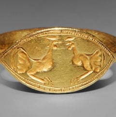 Arène où se déroulent des combats de coqs. Grèce, VIe-Ve siècle av. J.-C. Or. 24,86 mm au total.