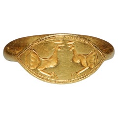 Arène où se déroulent des combats de coqs. Grèce, VIe-Ve siècle av. J.-C. Or. 24,86 mm au total.