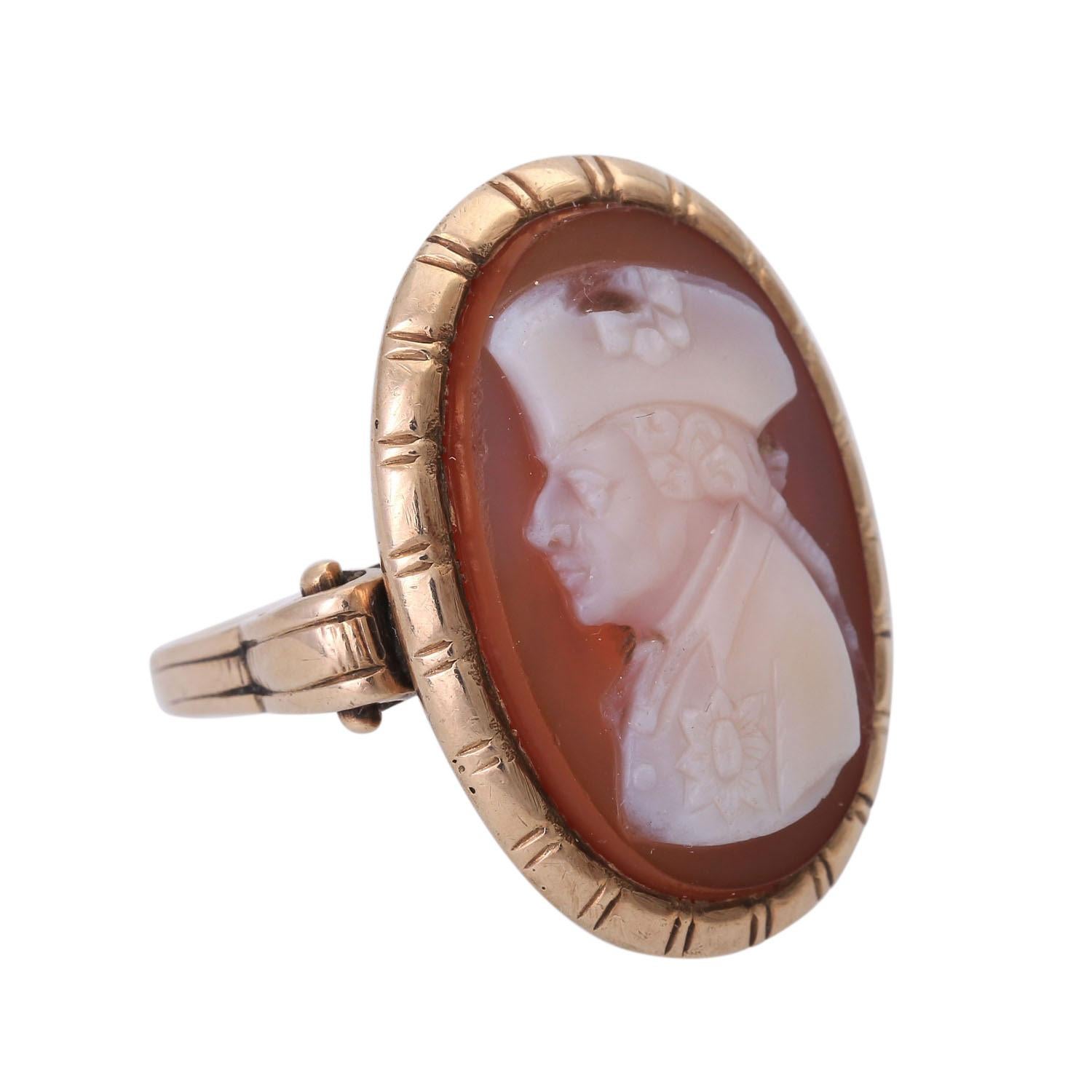 Ring with layered stone cameo 