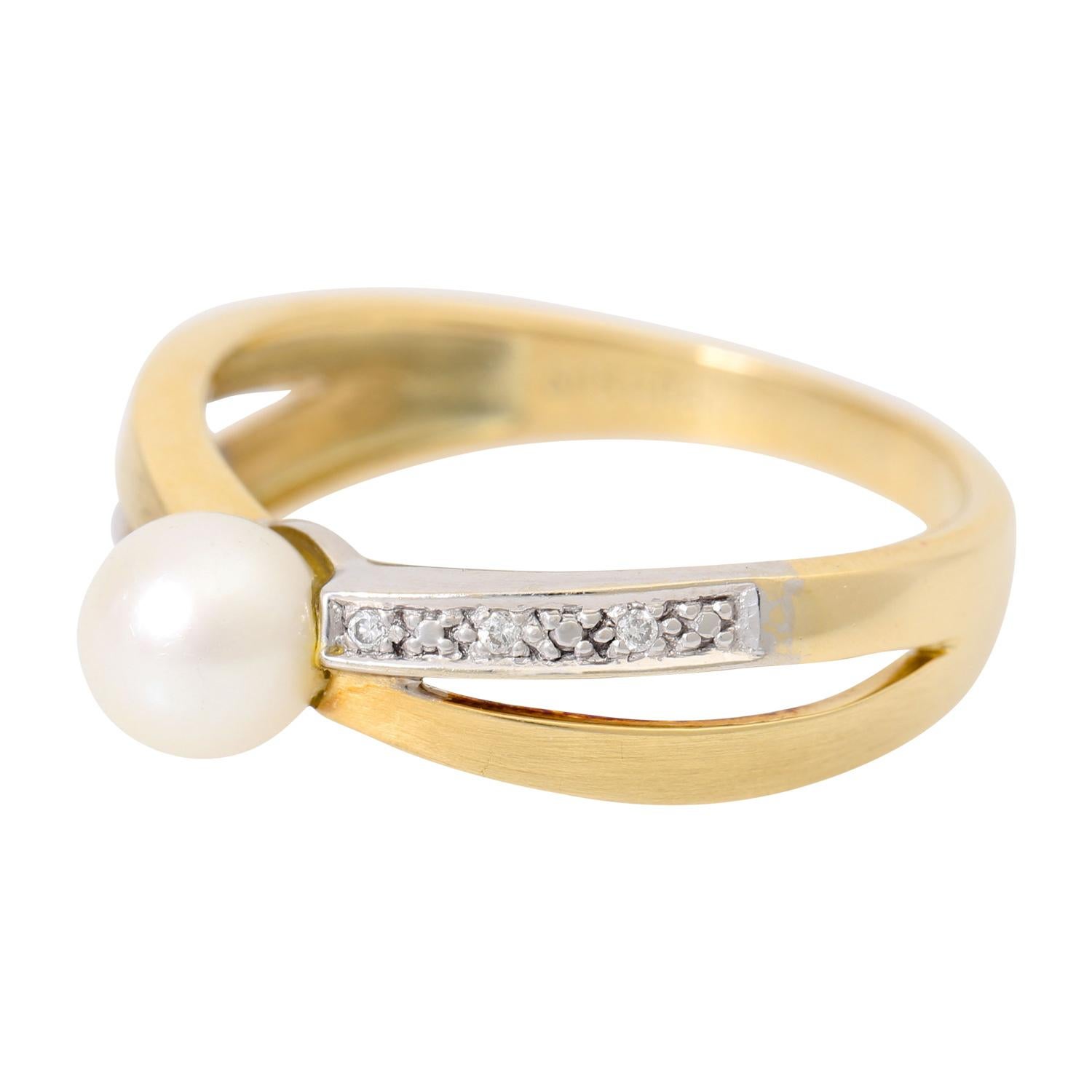 Bullet Cut Ring with Akoya Pearl and 6 Diamonds For Sale
