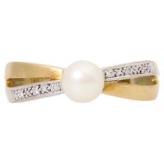 Ring with Akoya Pearl and 6 Diamonds
