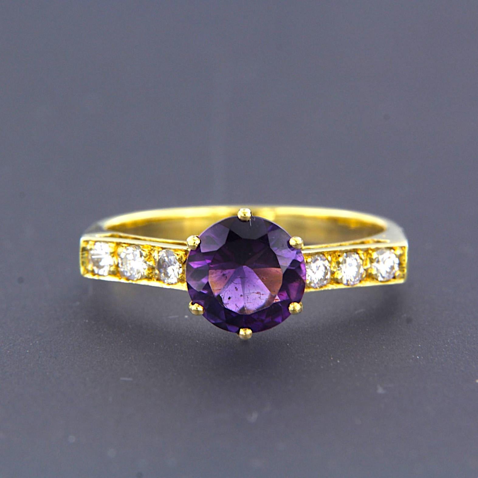 Anillo de oro amarillo de 18 quilates engastado con una amatista central de hasta 1,20 quilates y un diamante talla brillante de hasta 0,24 quilates - F/G - VS/SI - tamaño del anillo US 7,5 - EU 17,75 (56)

Descripción detallada:

La parte superior